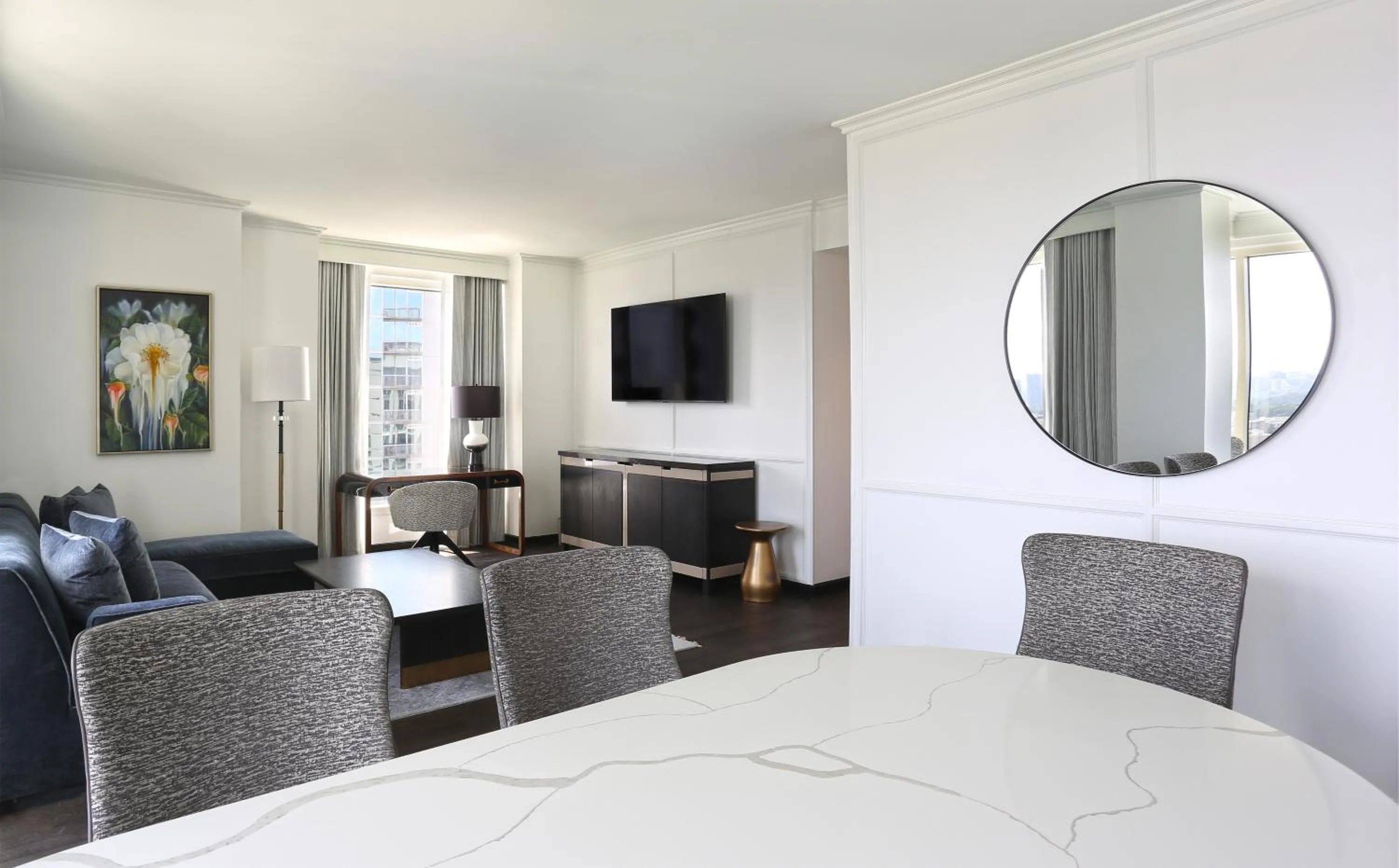 Living room in InterContinental Buckhead Atlanta by IHG