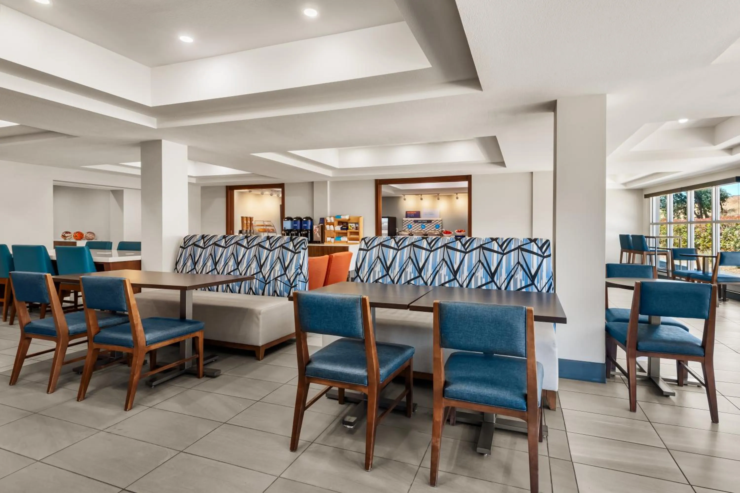 Seating area in Holiday Inn Express Fresno River Park Highway 41 by IHG