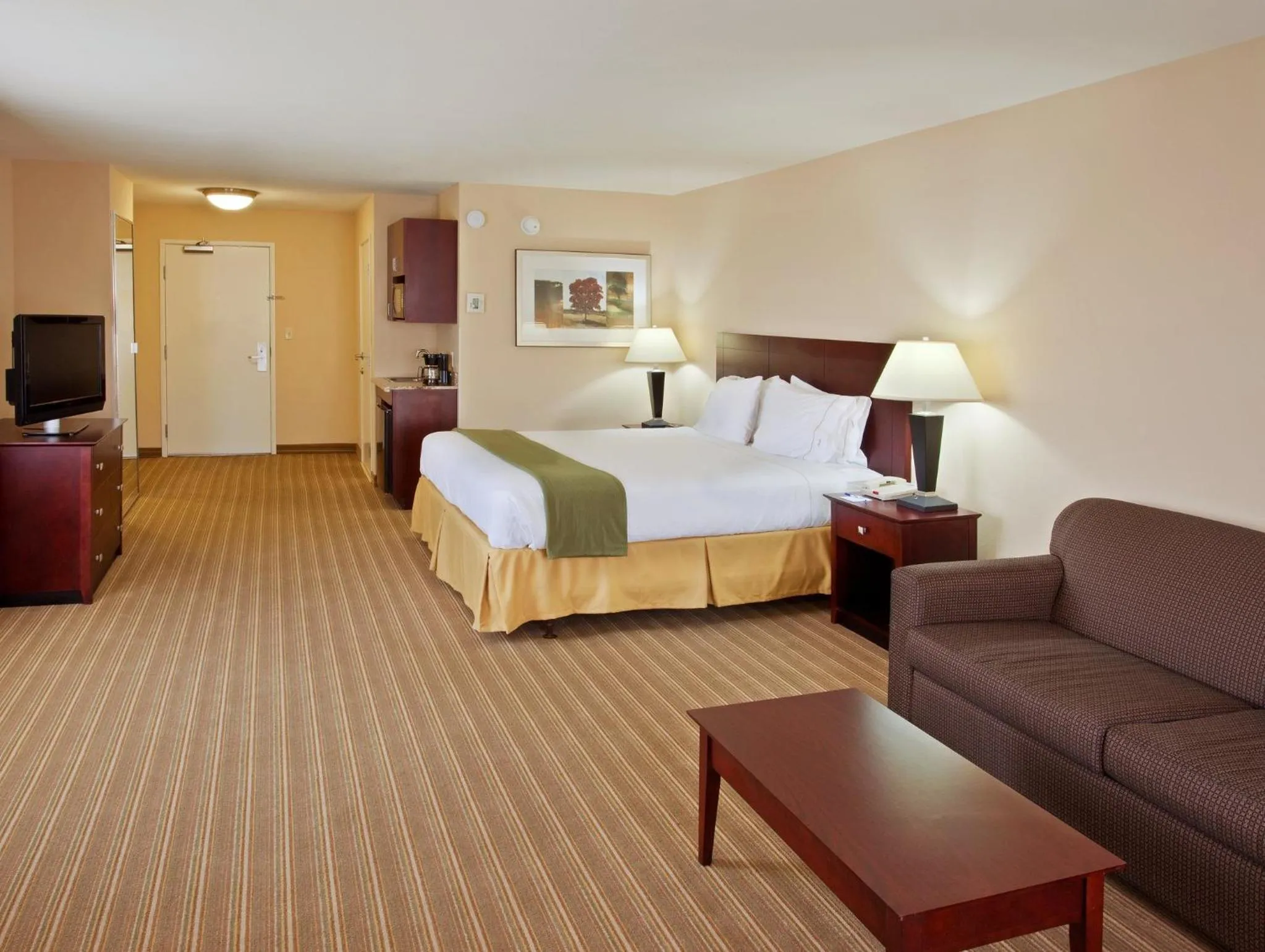 Photo of the whole room, Bed in Holiday Inn Express Fresno River Park Highway 41 by IHG