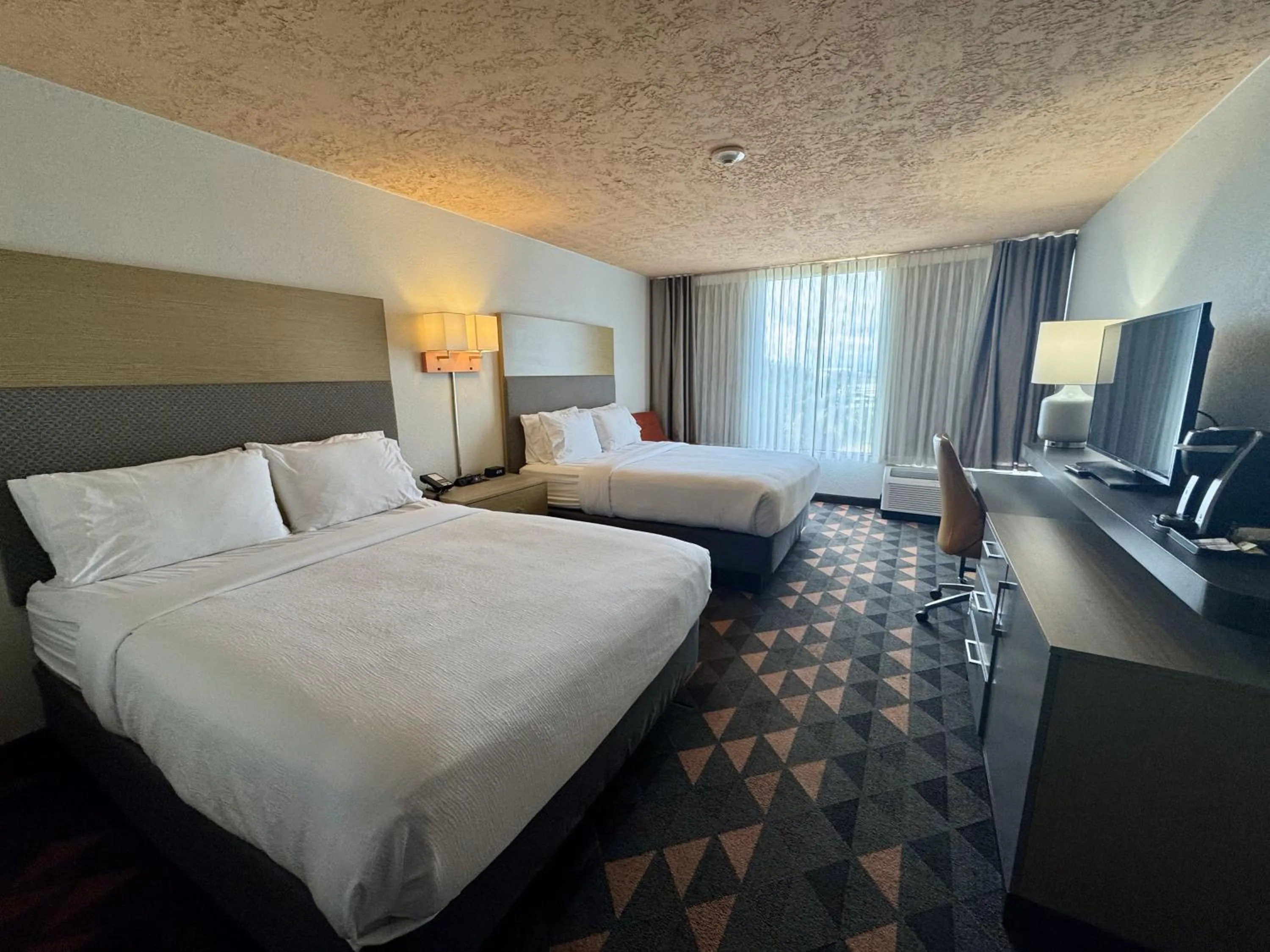 Bed in Wyndham Houston Hobby Airport