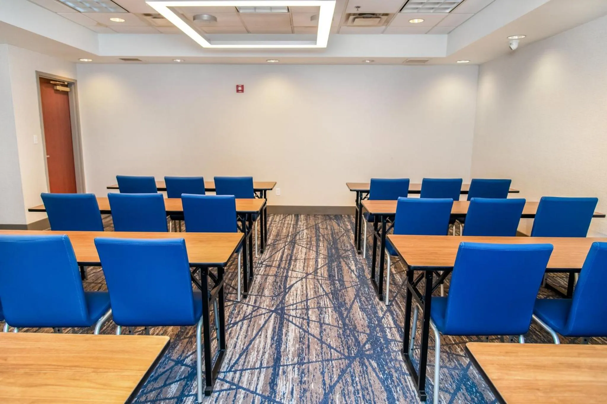 Meeting/conference room in Holiday Inn Express Hotel & Suites Pittsburgh-South Side by IHG
