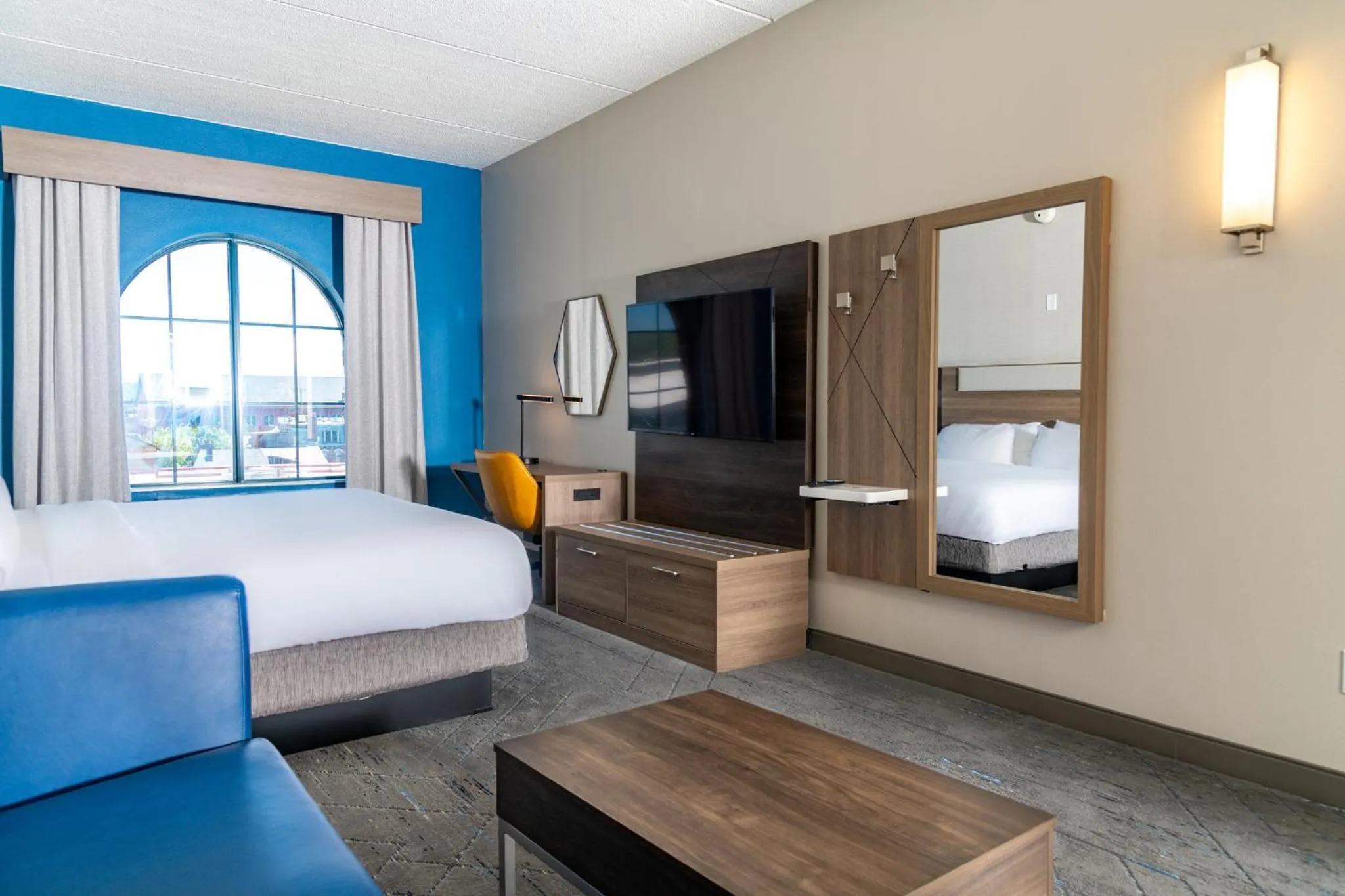Photo of the whole room, Bed in Holiday Inn Express Hotel & Suites Pittsburgh-South Side by IHG