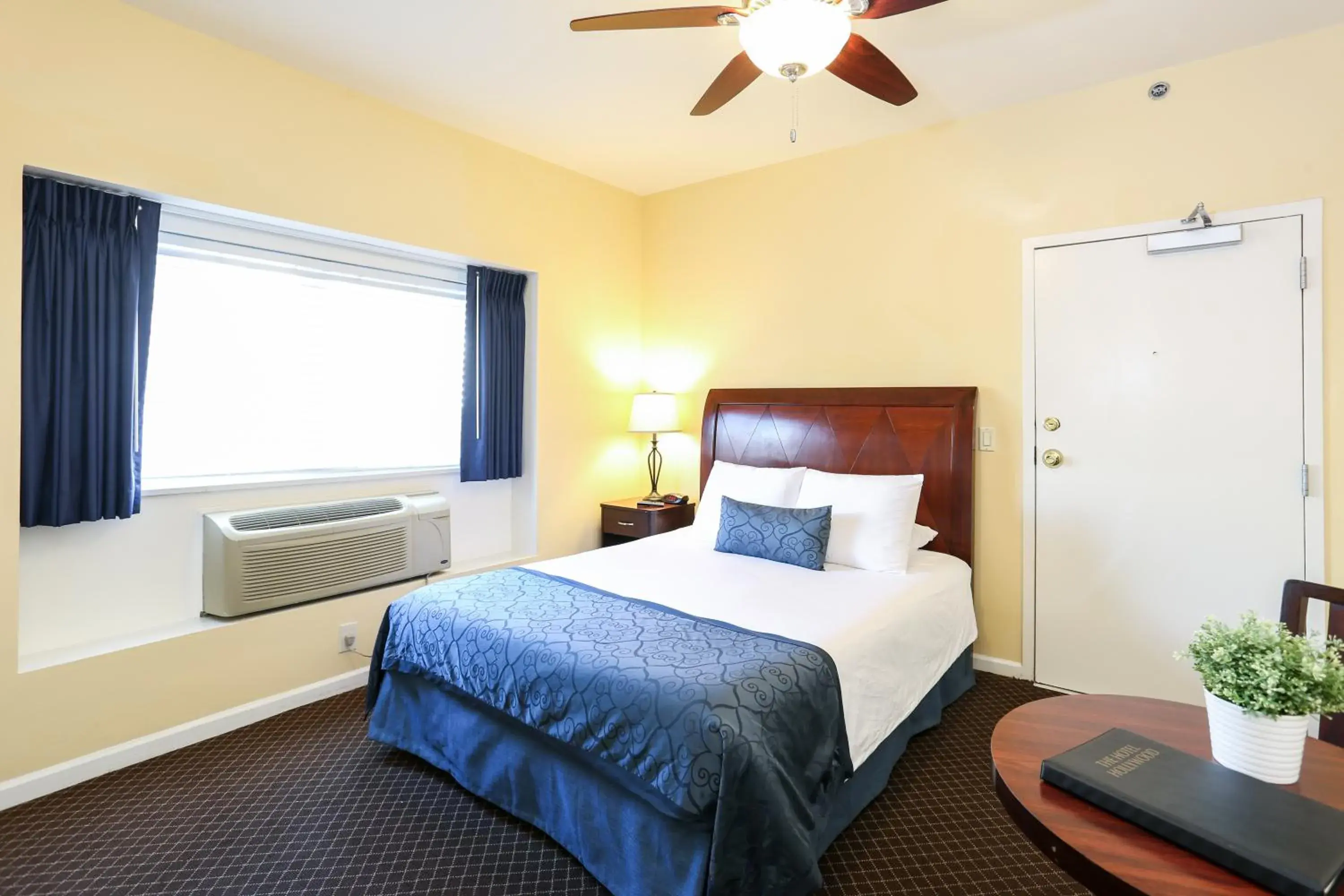 Queen Room in The Hotel Hollywood Queen Room in The Hotel Hollywood