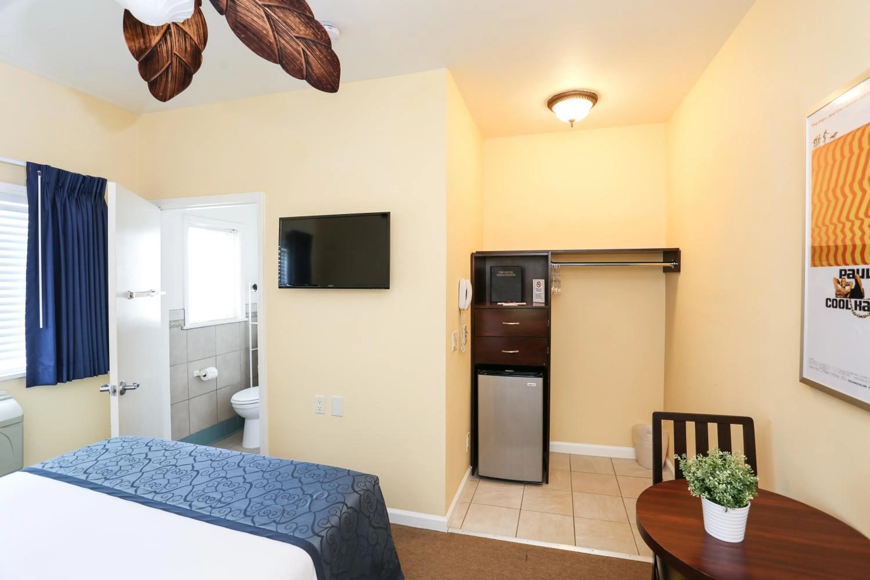 Living room, Bed in The Hotel Hollywood