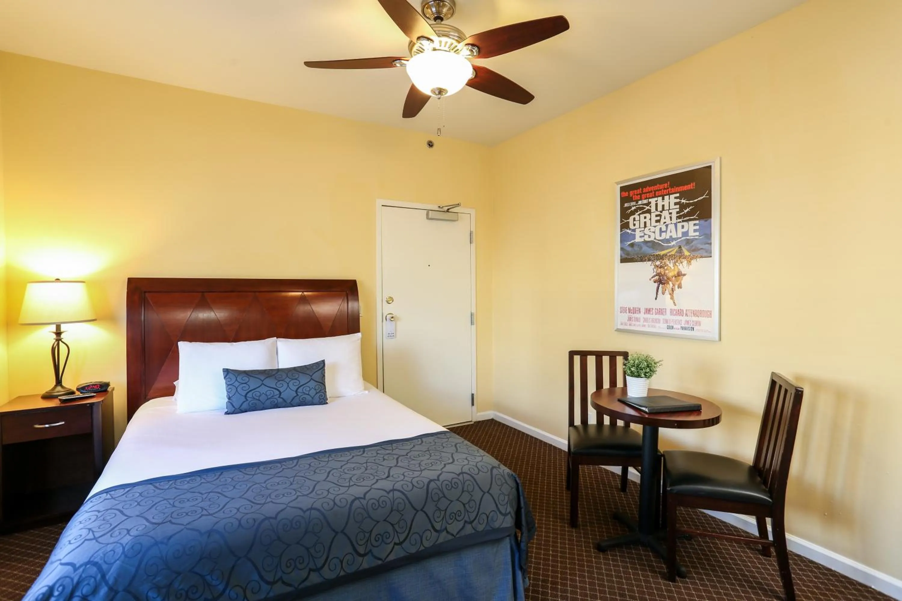 Bathroom, Bed in The Hotel Hollywood