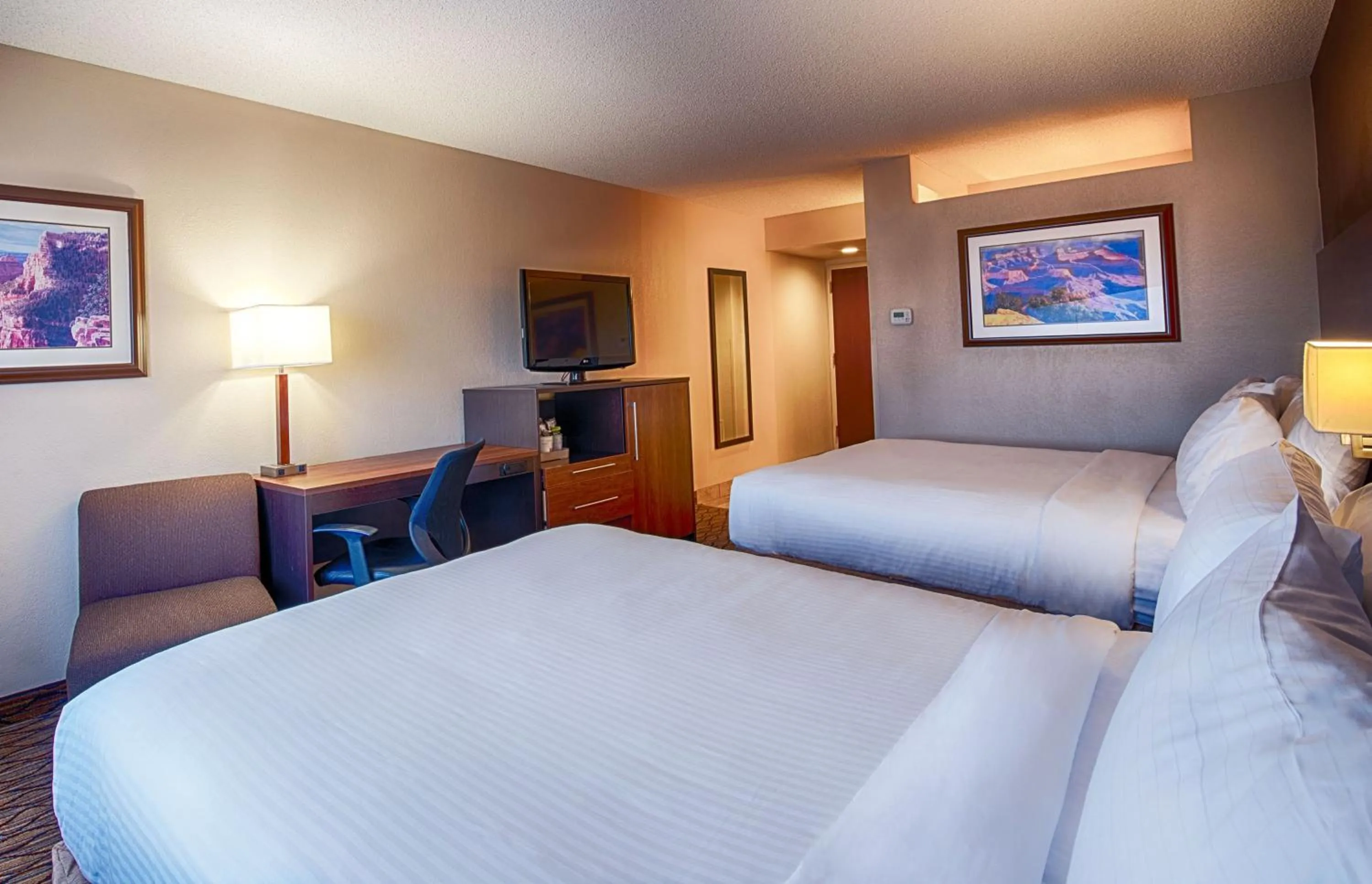 Photo of the whole room, Bed in Grand Canyon Hotel & Suites