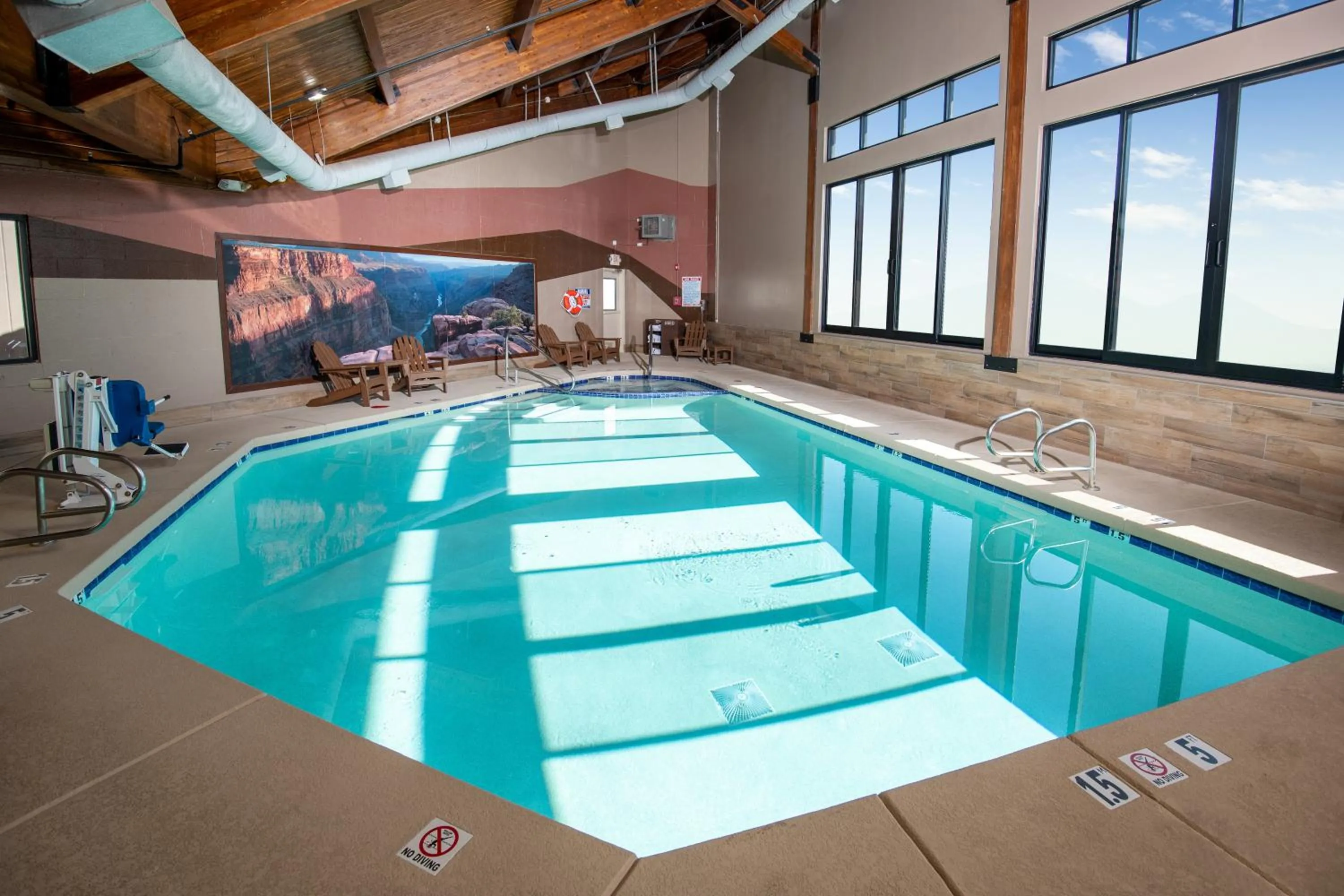 Swimming pool in Grand Canyon Hotel & Suites