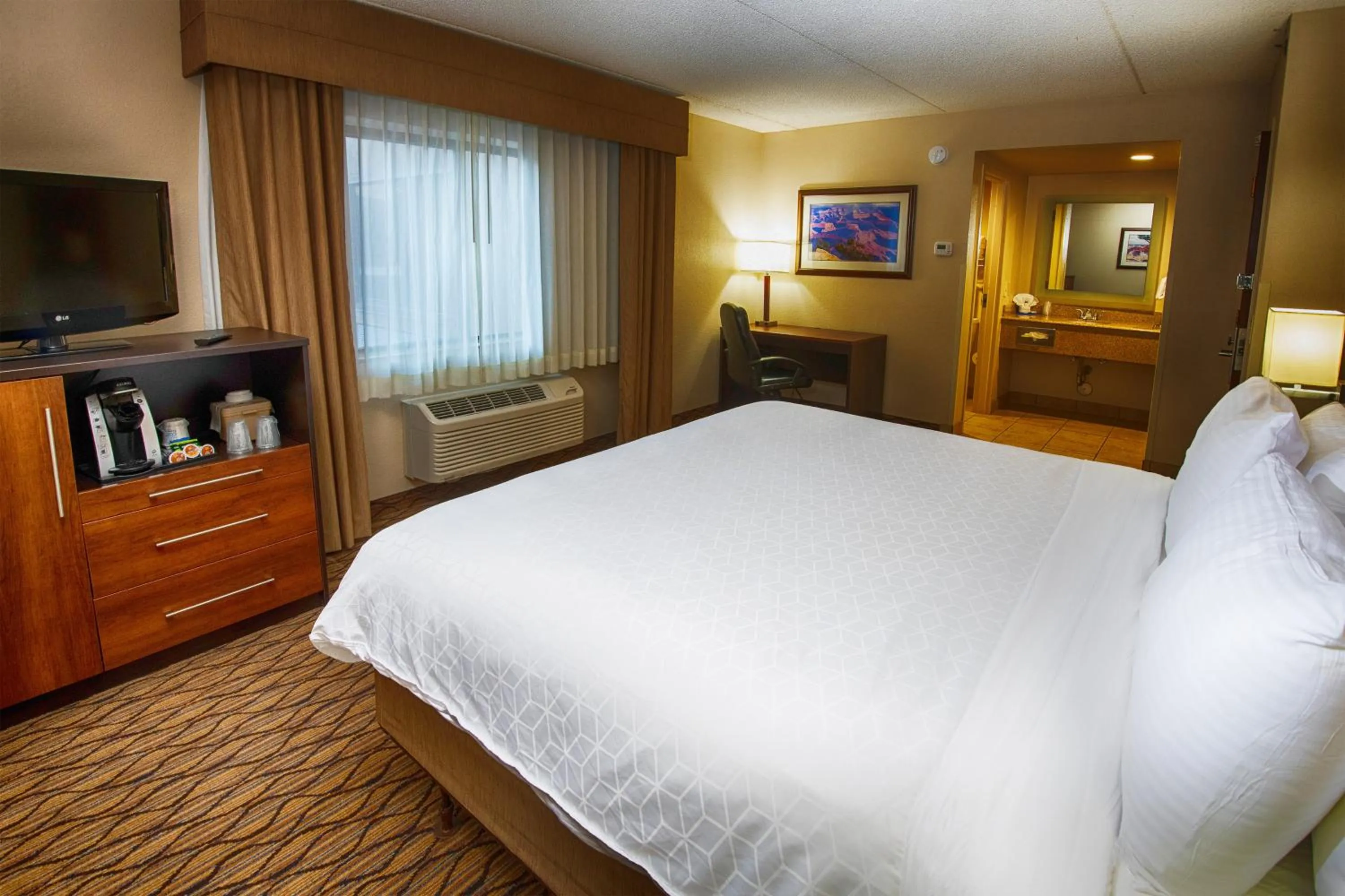 Photo of the whole room, Bed in Grand Canyon Hotel & Suites