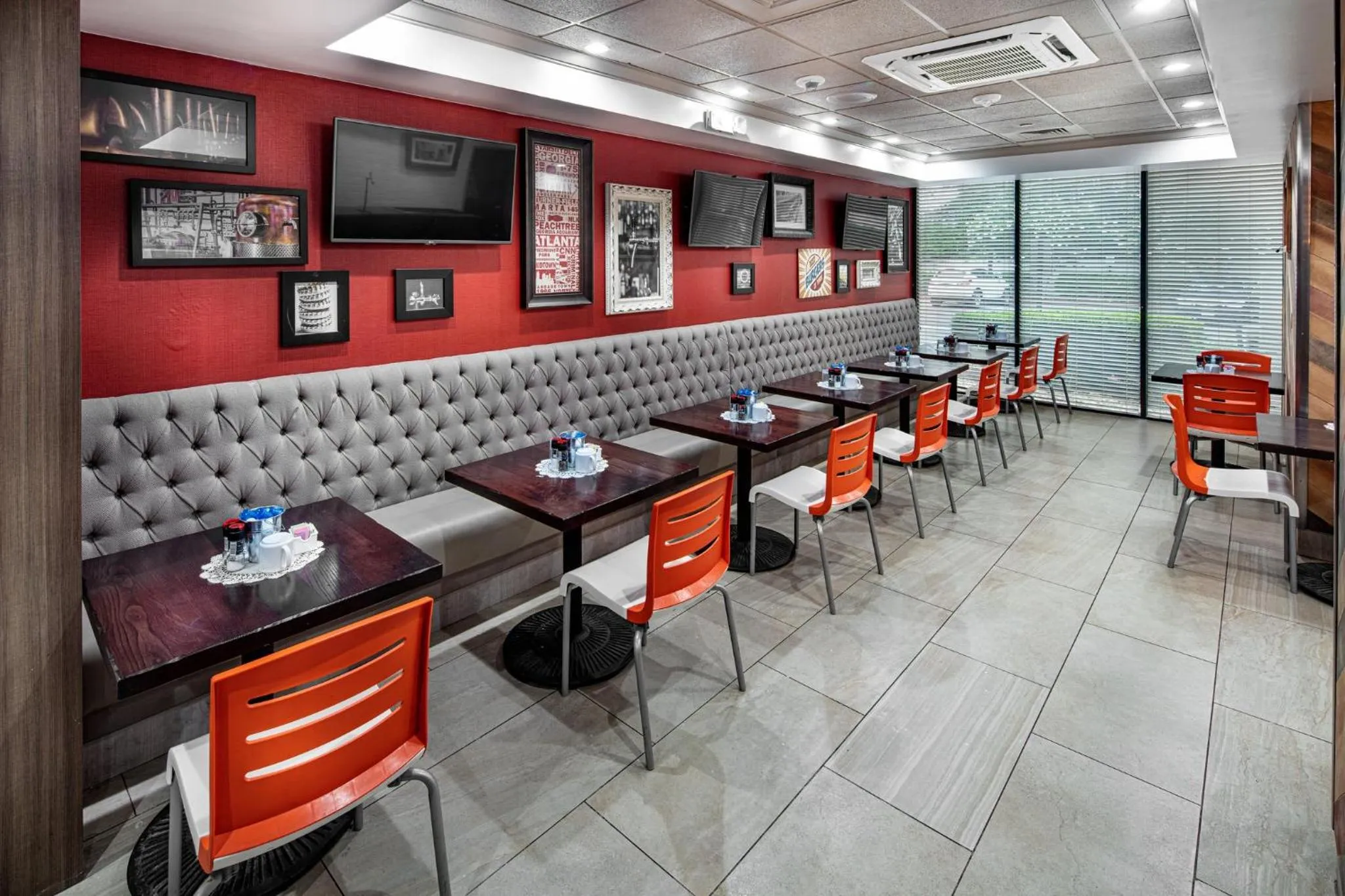 Restaurant/places to eat in Holiday Inn Hotel Atlanta-Tucker, a Full Service Hotel