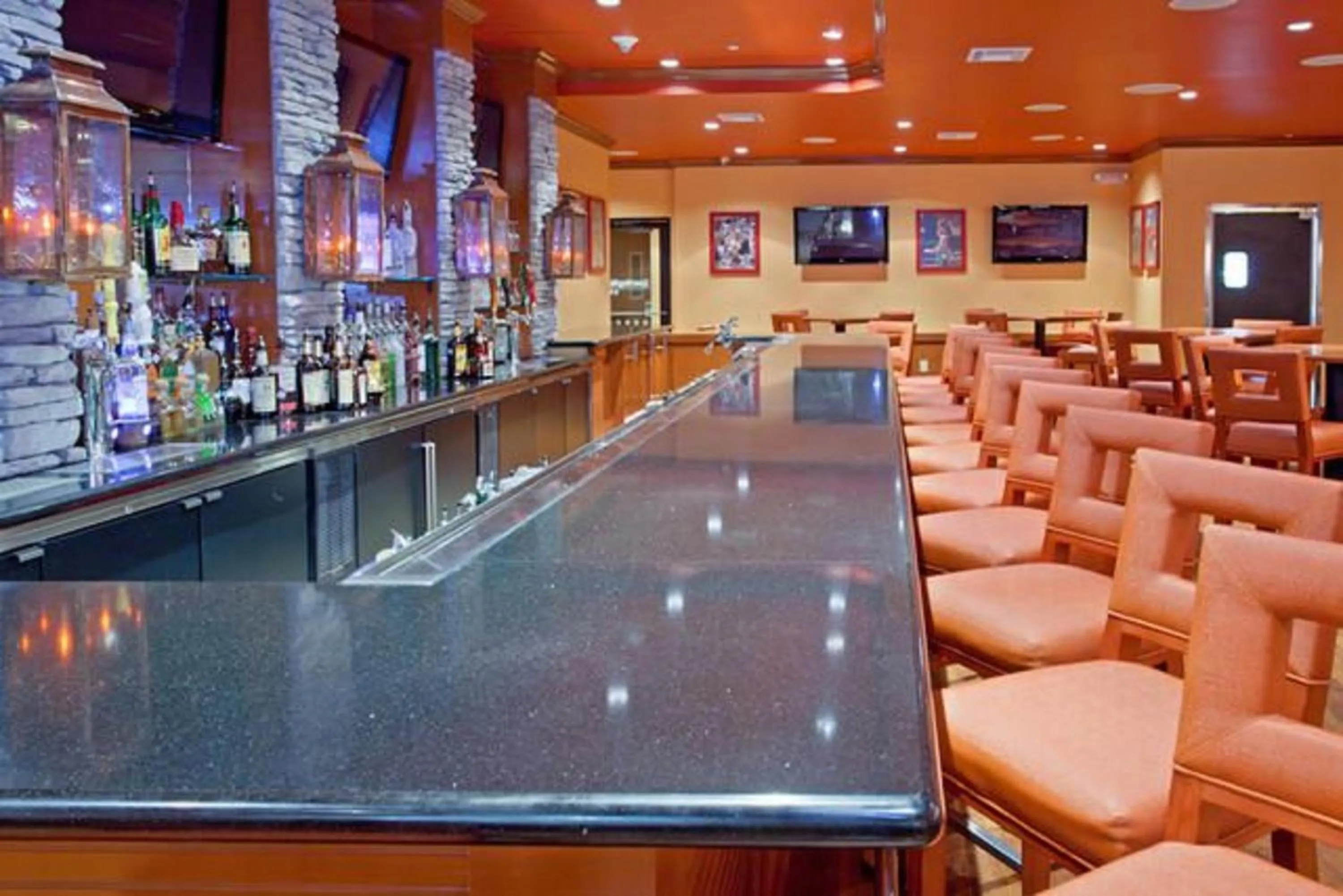Lounge or bar in Holiday Inn Hou Energy Corridor Eldridge by IHG