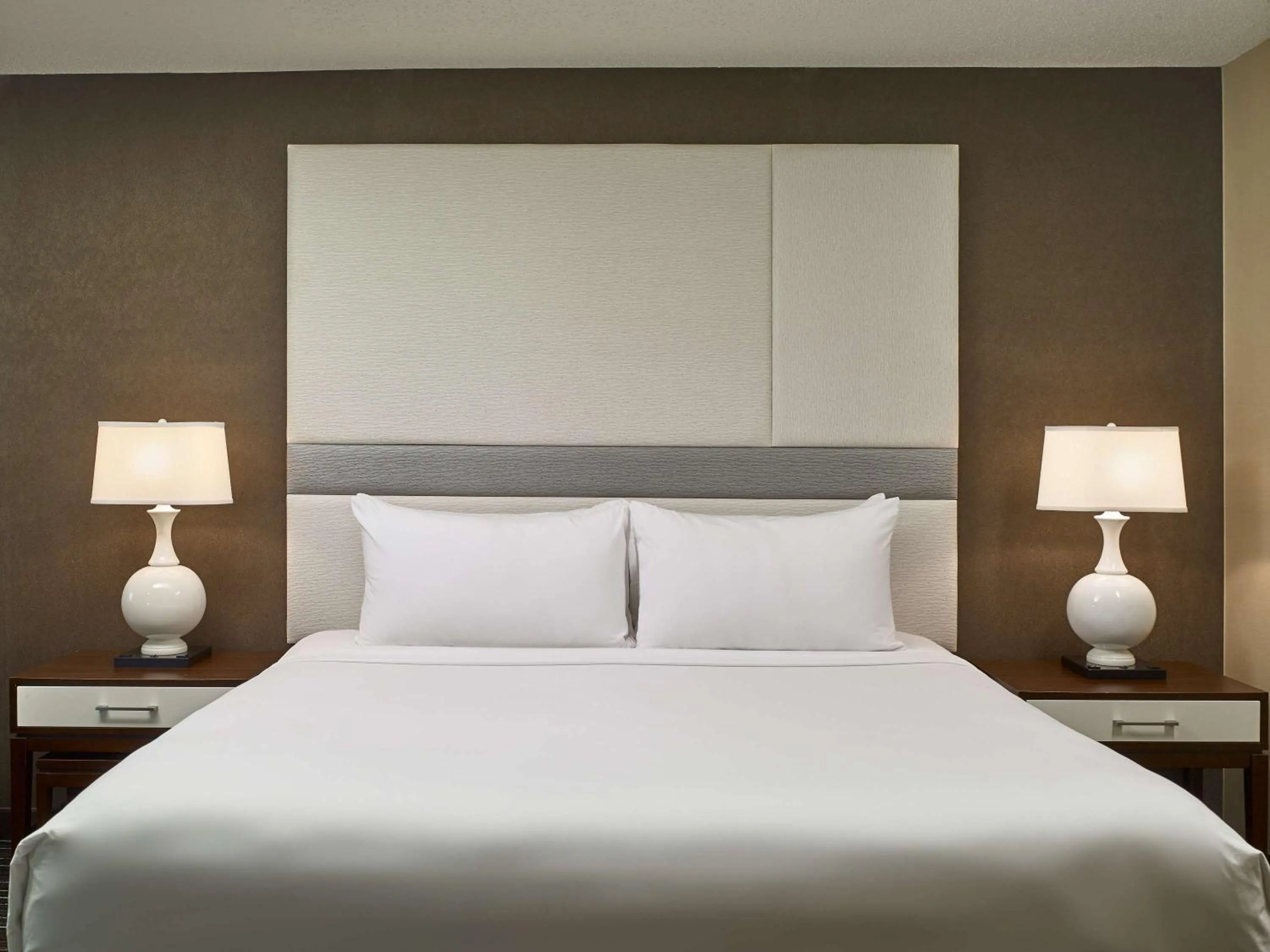 Bedroom, Bed in Sonesta Atlanta Northwest Galleria - Marietta