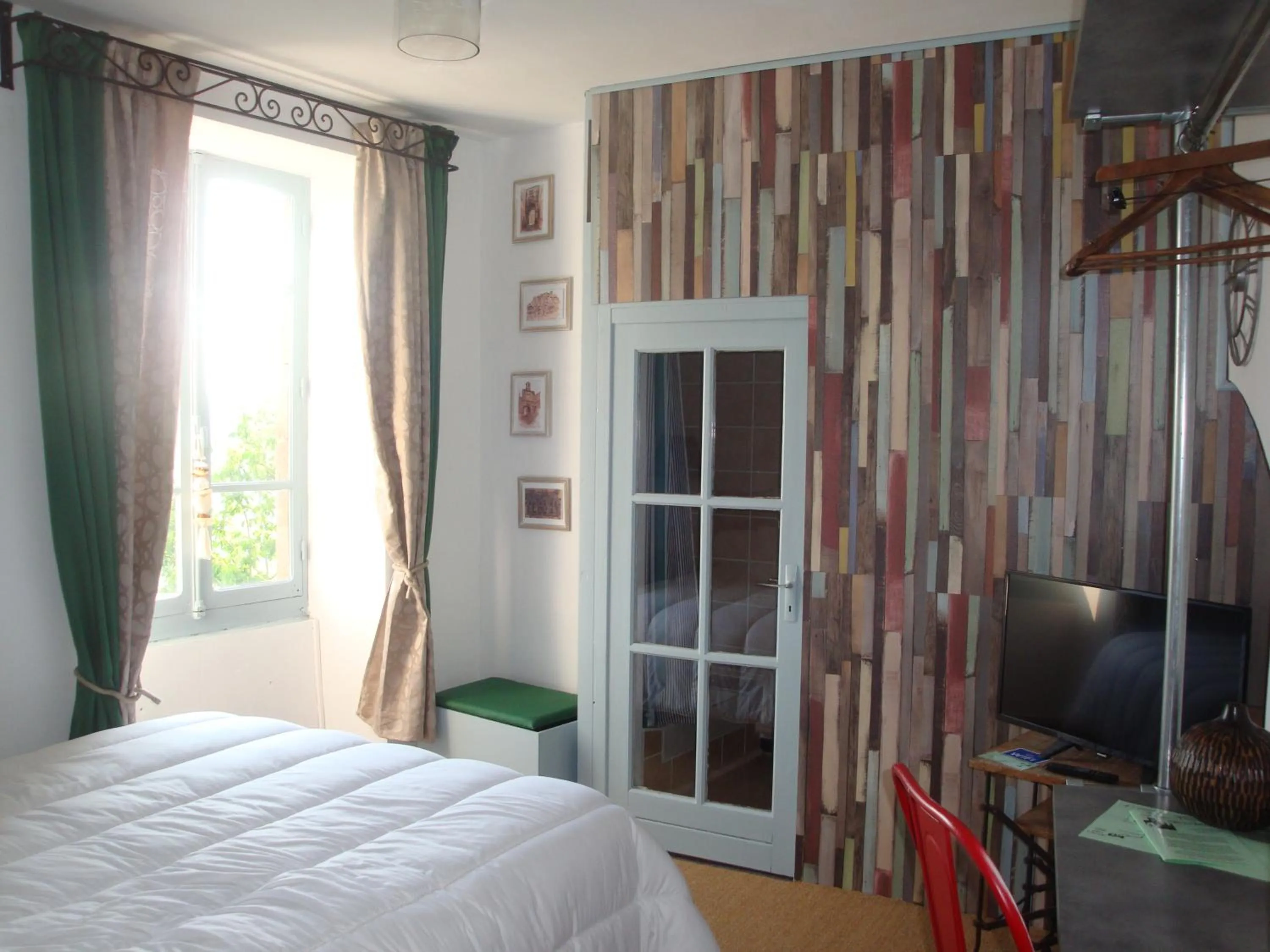 Photo of the whole room, Bed in D'Ici et D'Ailleurs
