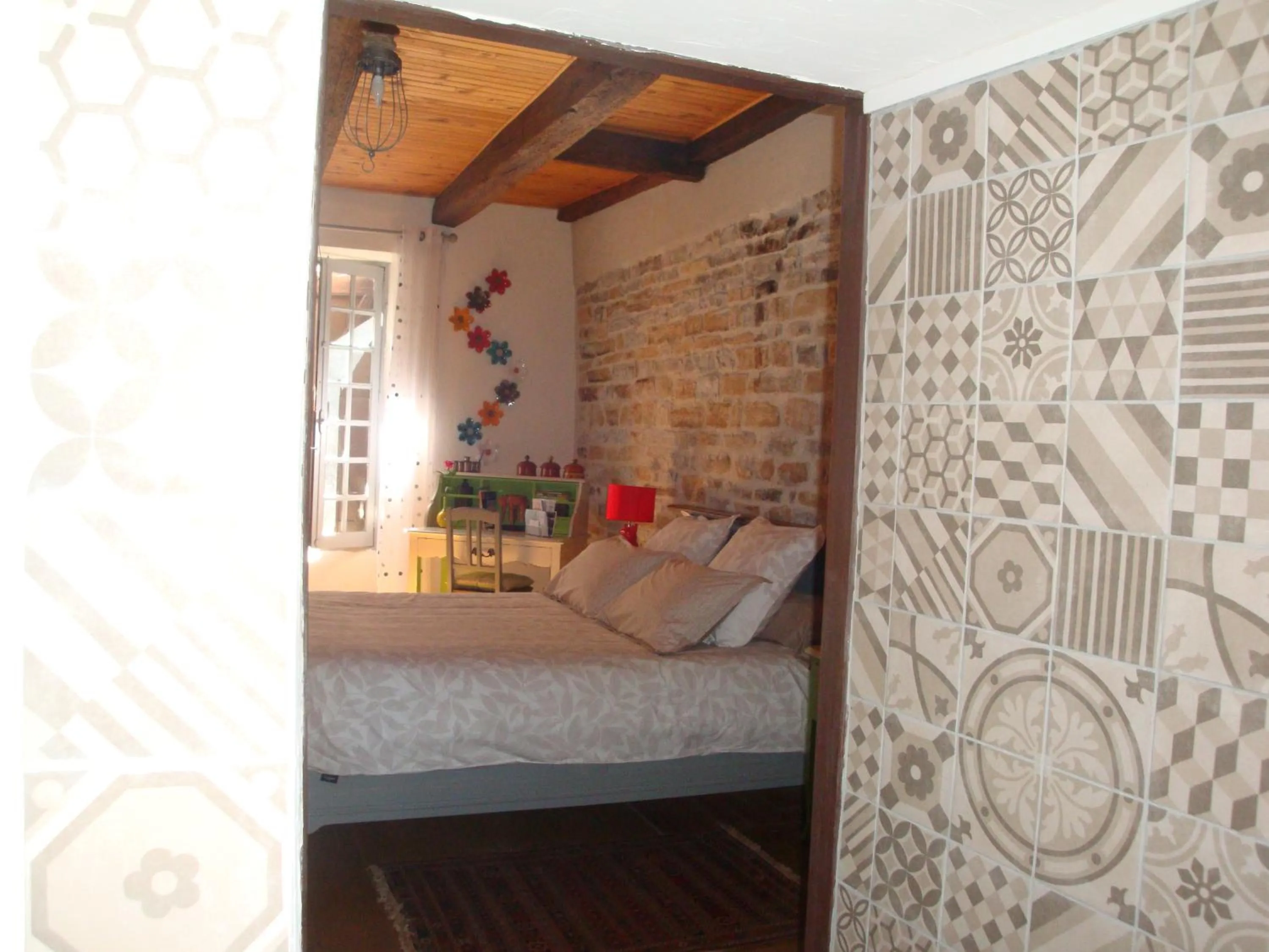 Photo of the whole room, Bed in D'Ici et D'Ailleurs