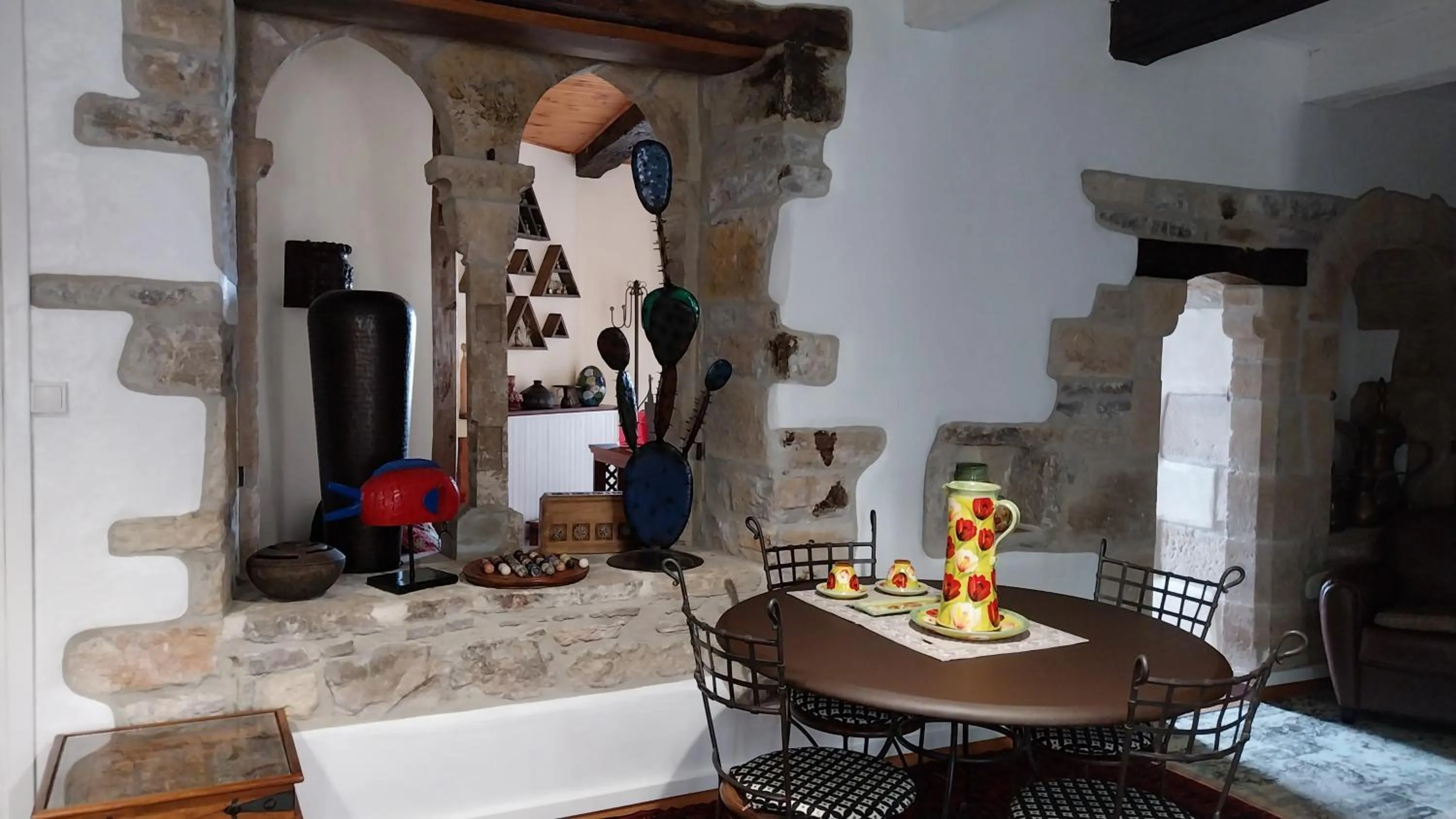 Decorative detail in D'Ici et D'Ailleurs