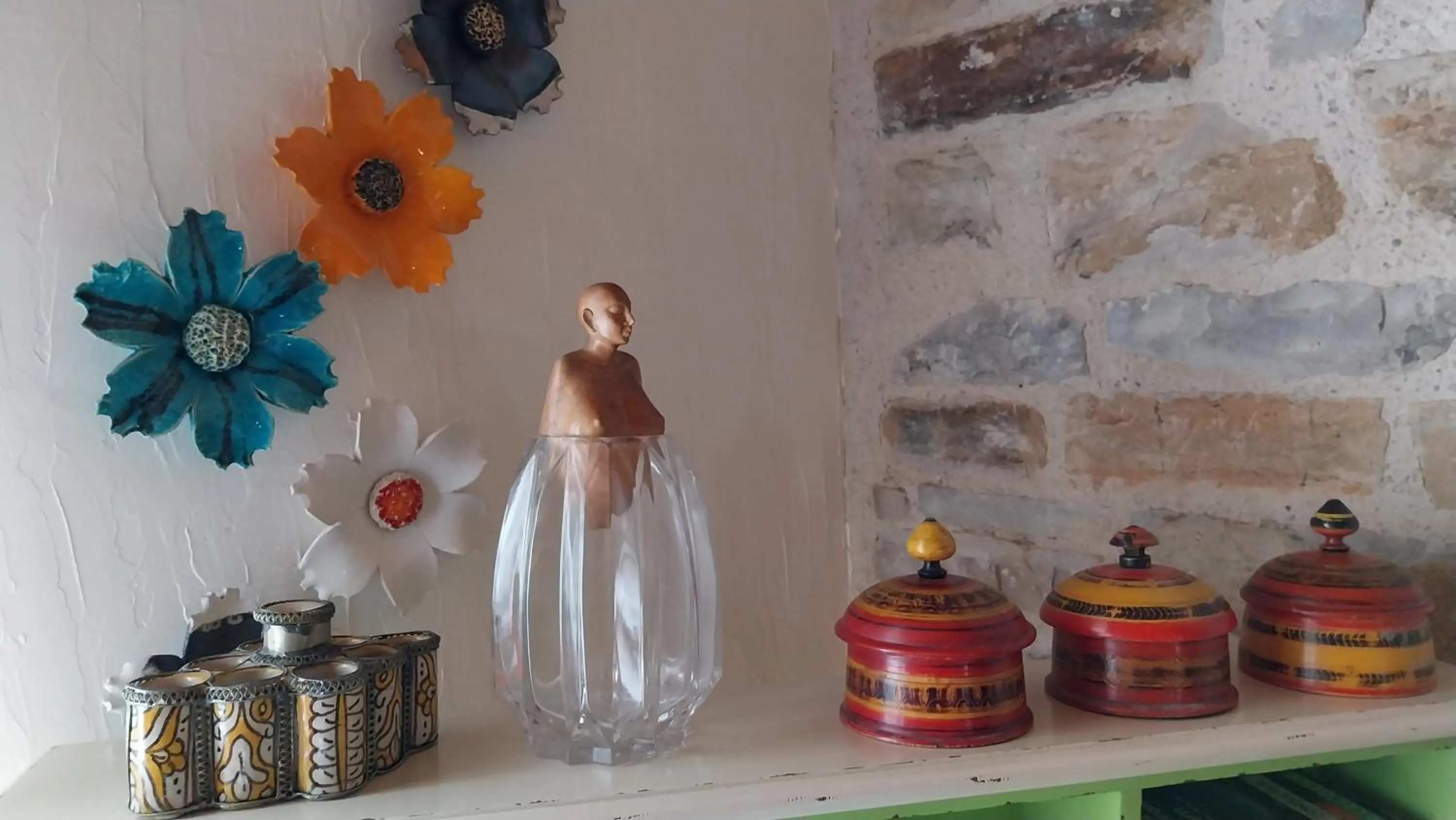 Decorative detail in D'Ici et D'Ailleurs