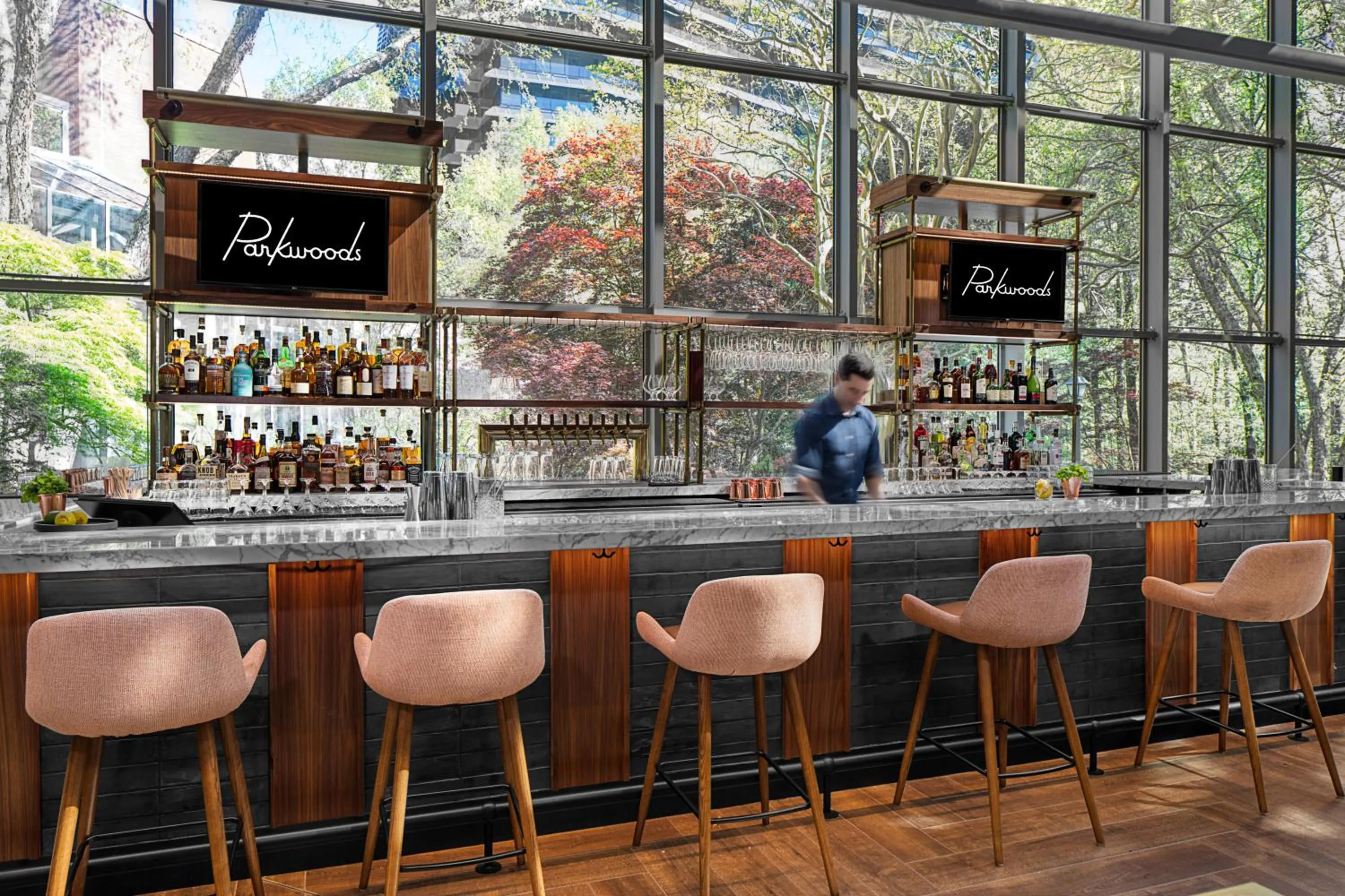 Lounge or bar in Crowne Plaza Atlanta Perimeter at Ravinia by IHG