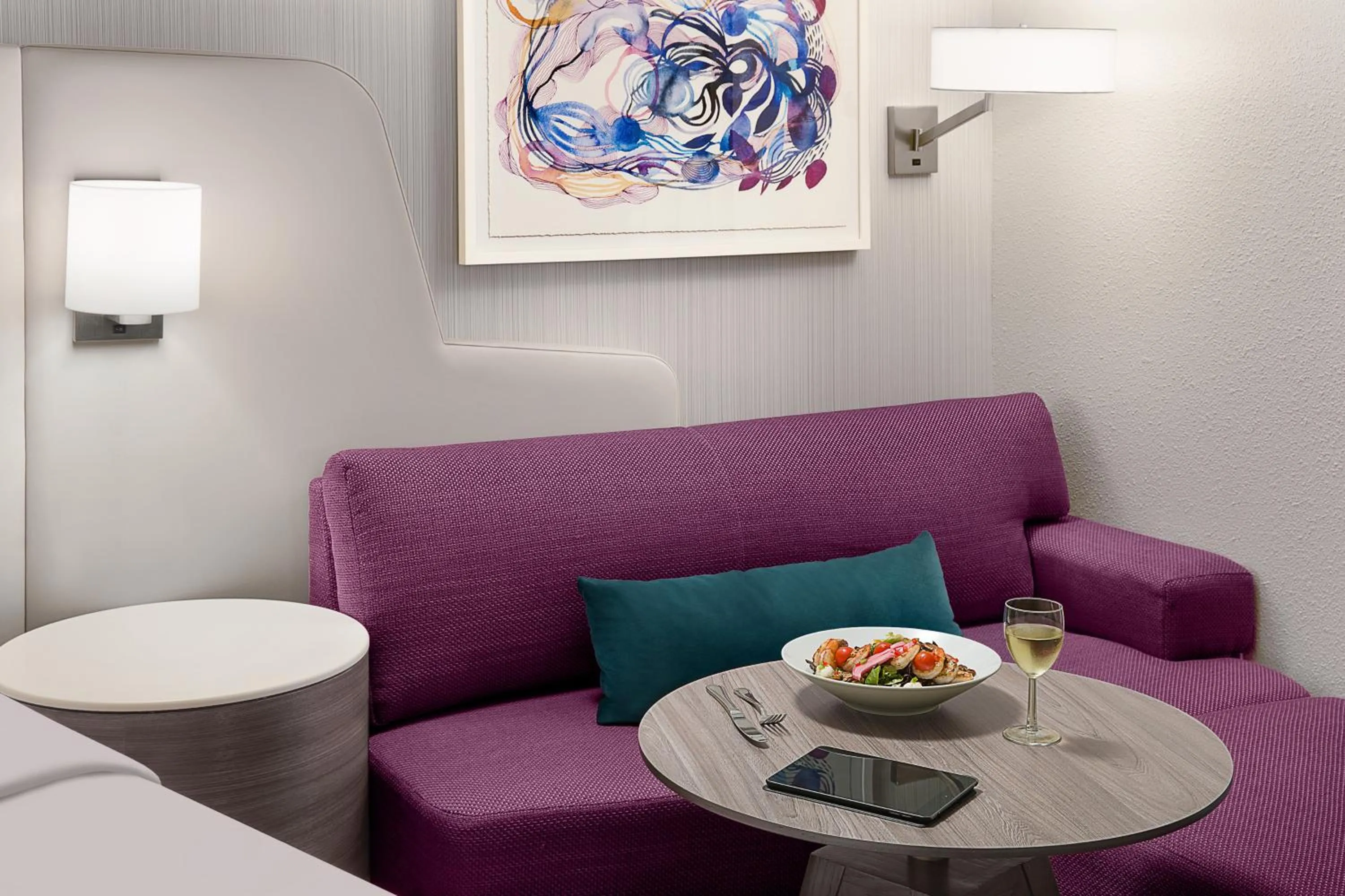 Seating area in Crowne Plaza Atlanta Perimeter at Ravinia by IHG