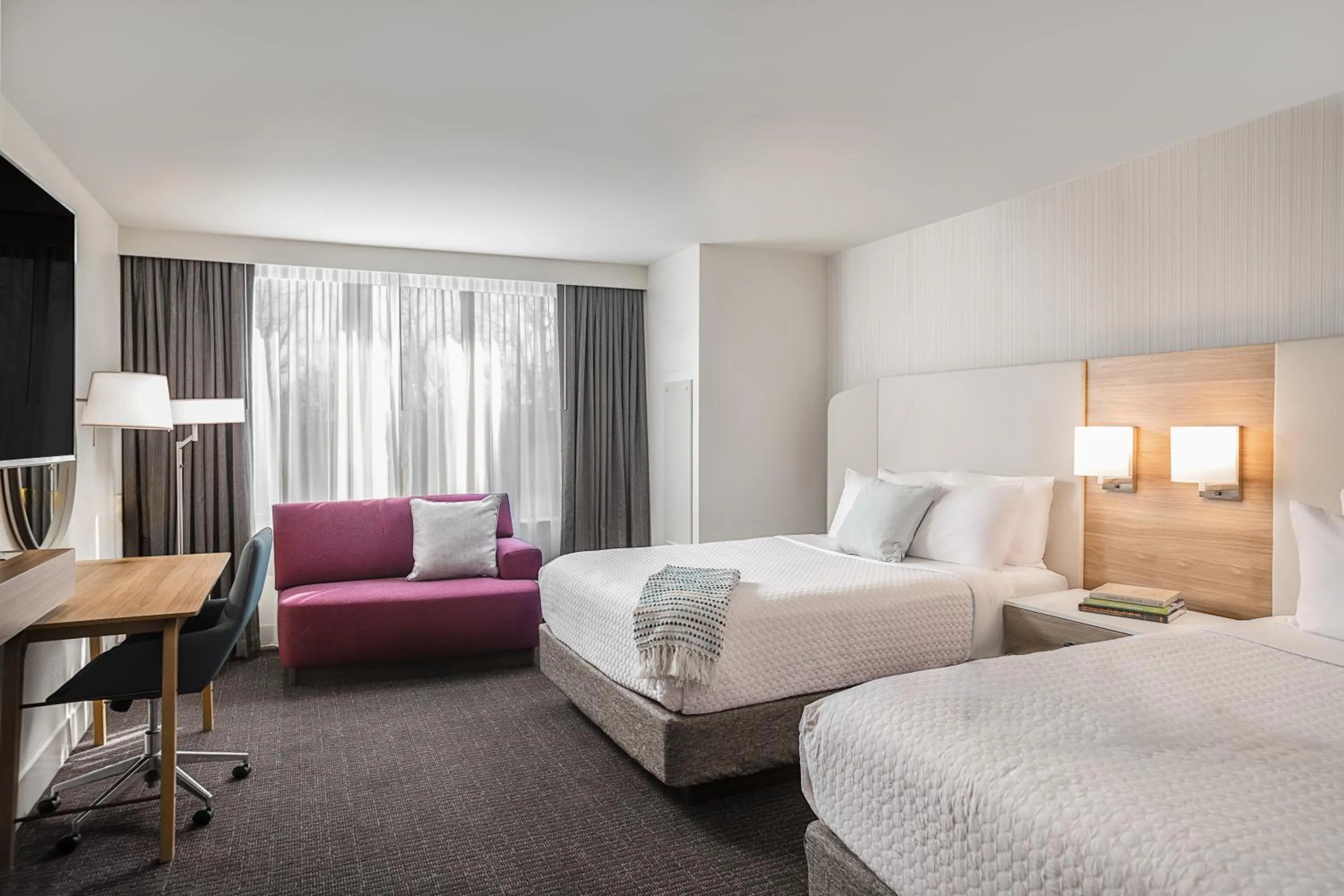 Photo of the whole room, Bed in Crowne Plaza Atlanta Perimeter at Ravinia by IHG