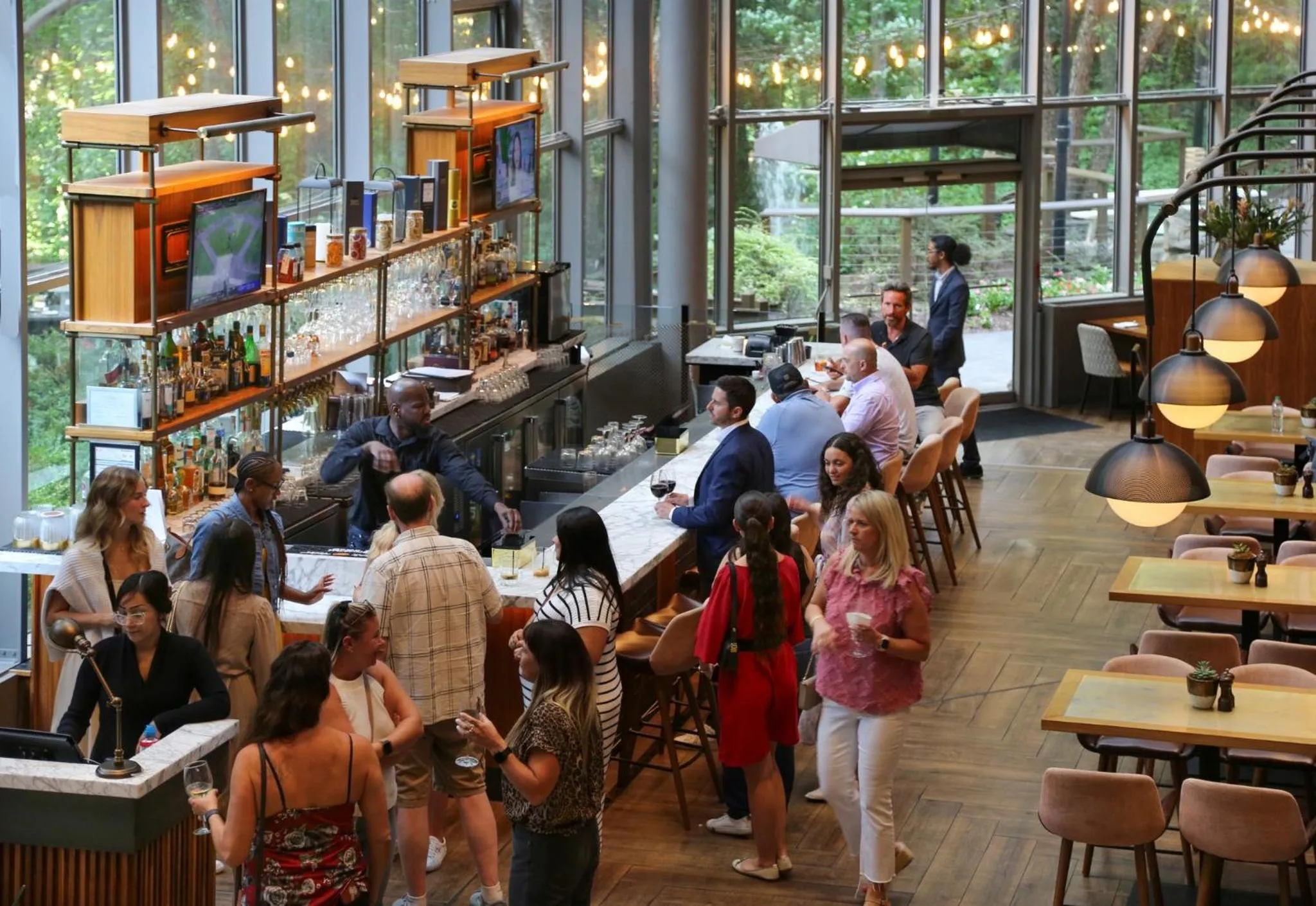 Lounge or bar in Crowne Plaza Atlanta Perimeter at Ravinia by IHG