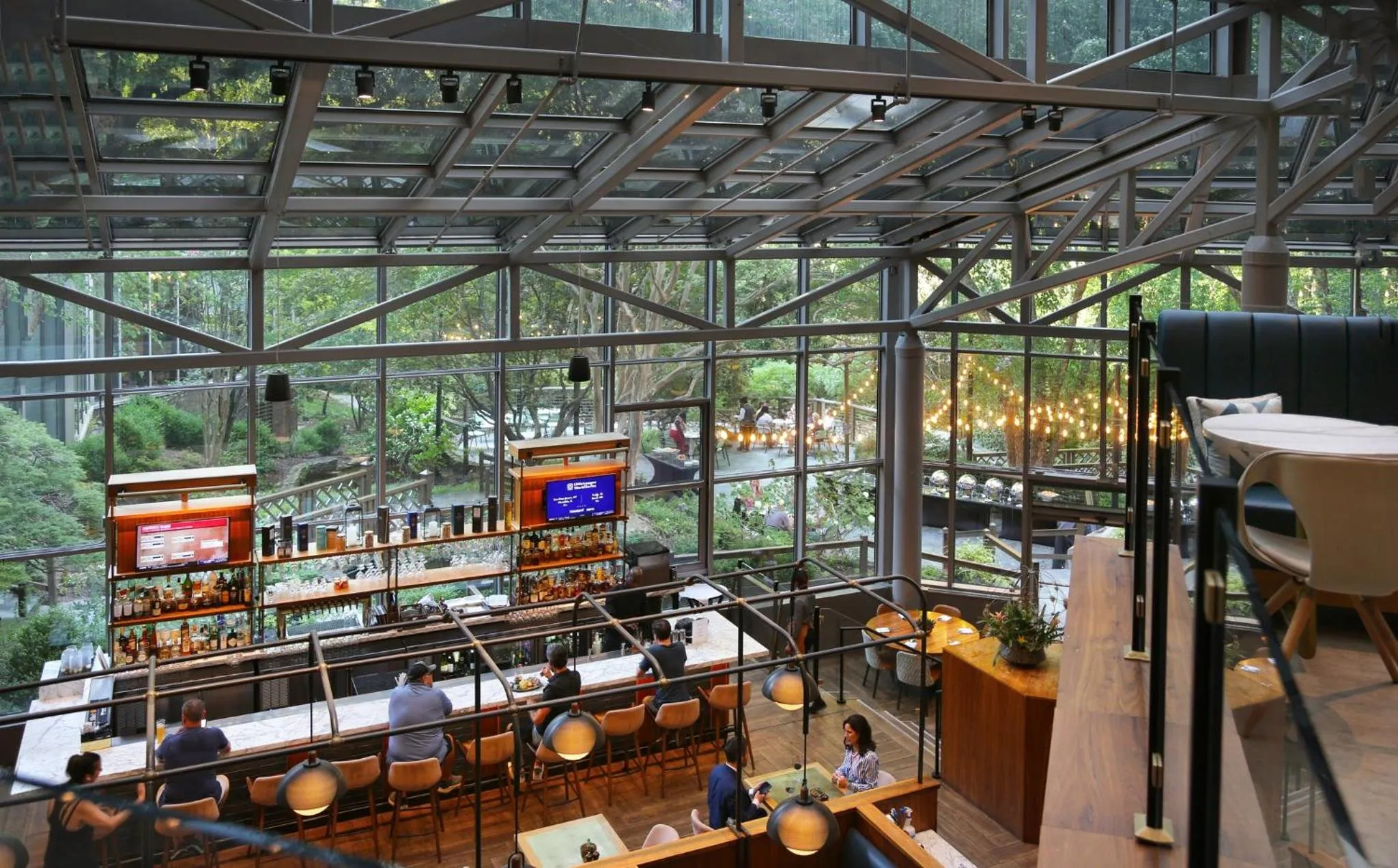 Lounge or bar in Crowne Plaza Atlanta Perimeter at Ravinia by IHG