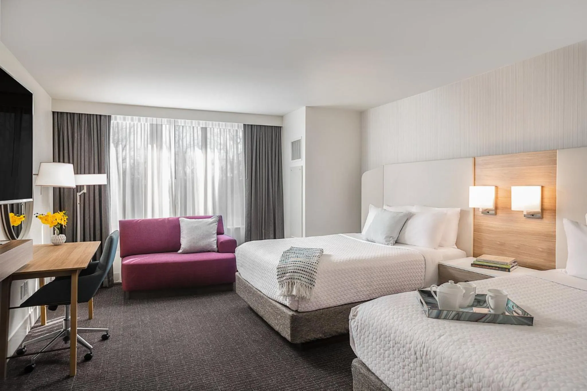 Photo of the whole room, Bed in Crowne Plaza Atlanta Perimeter at Ravinia by IHG