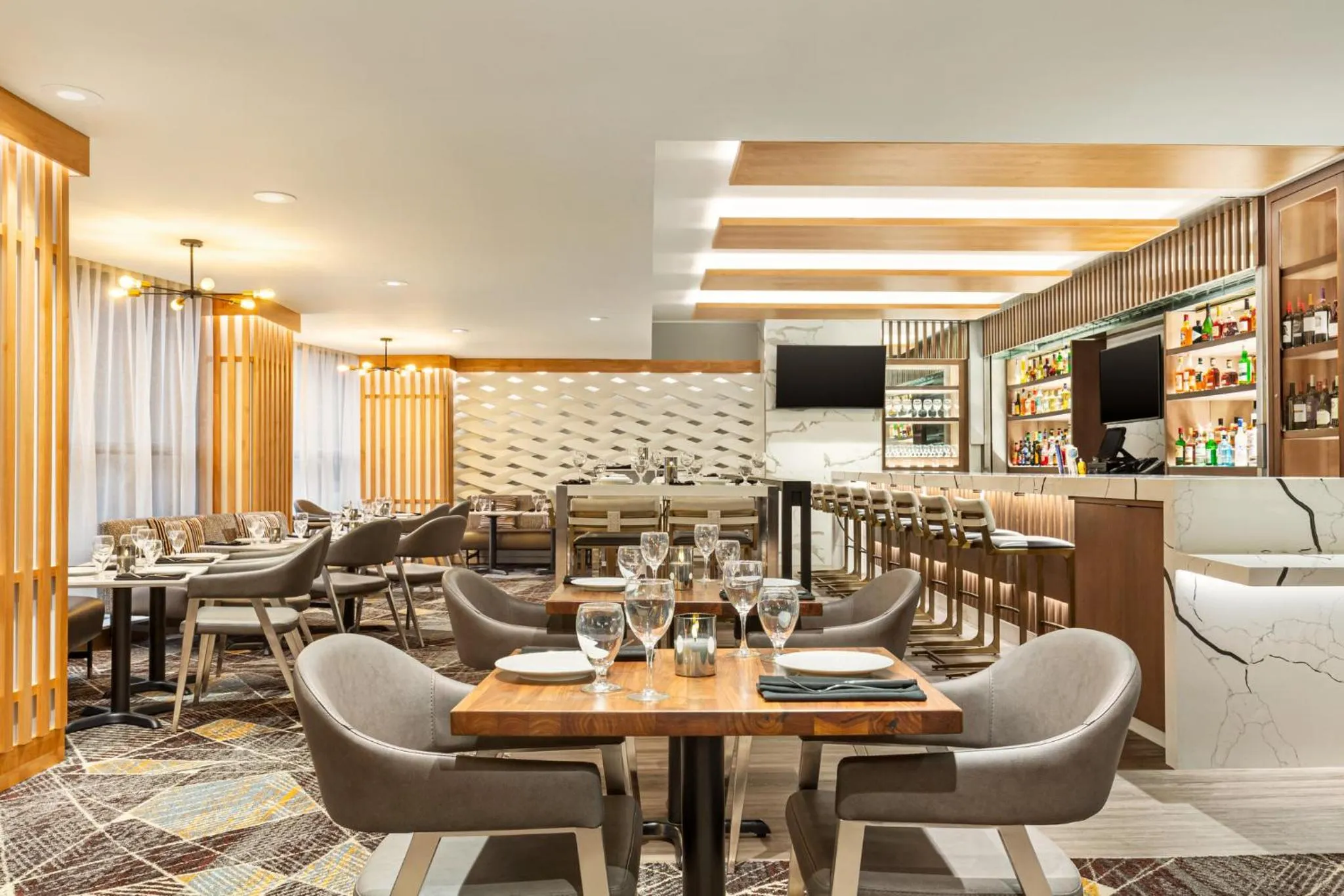 Restaurant/places to eat in Crowne Plaza Seattle Newly Renovated with No Resort Fee