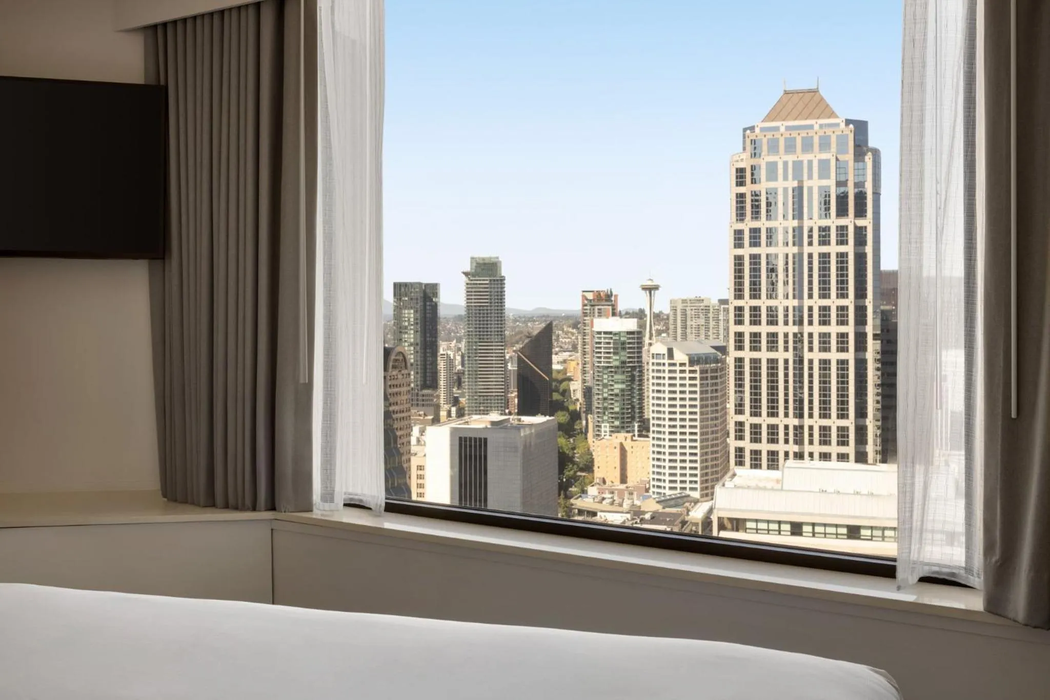 Photo of the whole room, Bed in Crowne Plaza Seattle - Newly Renovated - an IHG Hotel