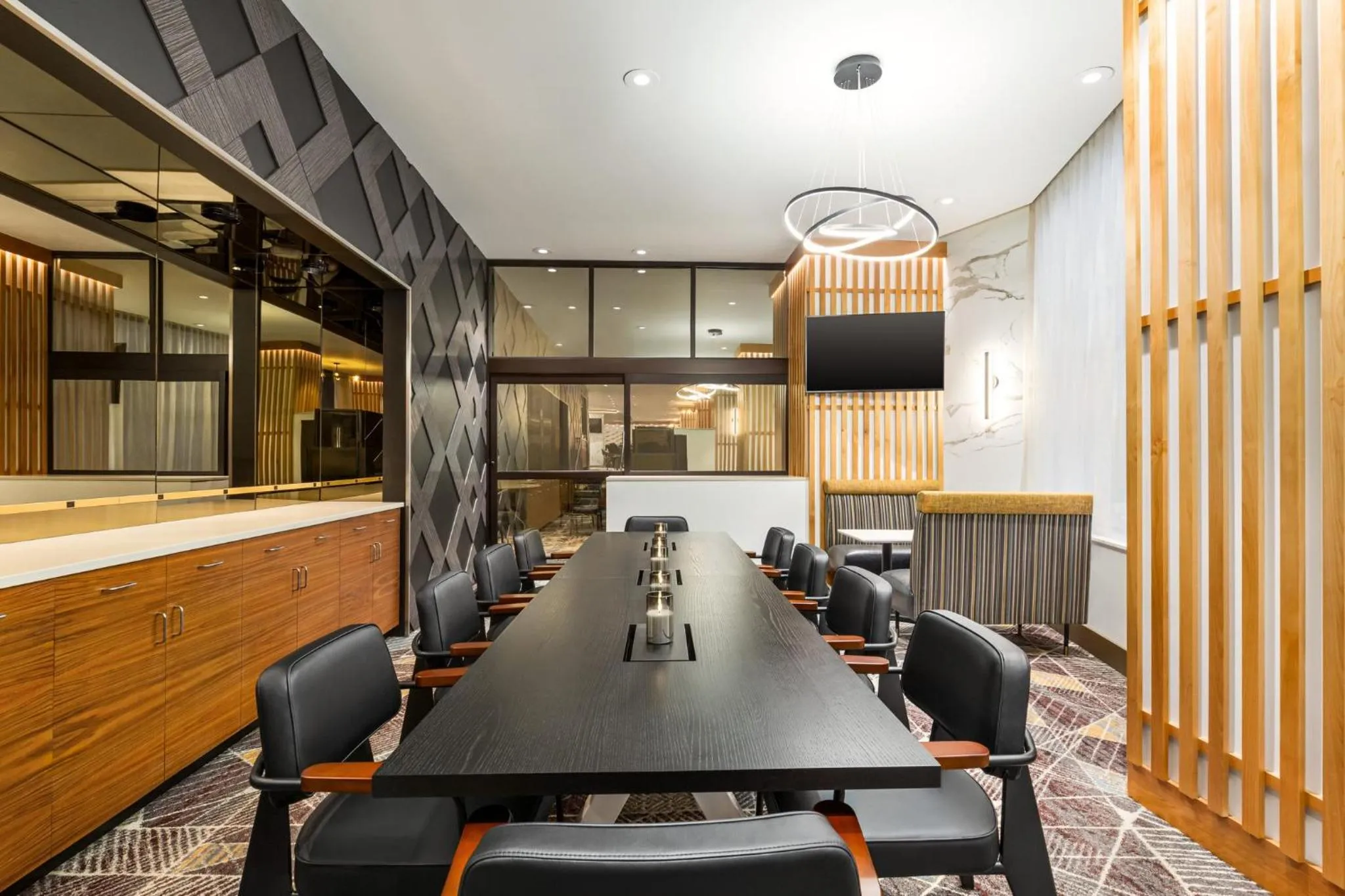 Restaurant/places to eat in Crowne Plaza Seattle Newly Renovated with No Resort Fee