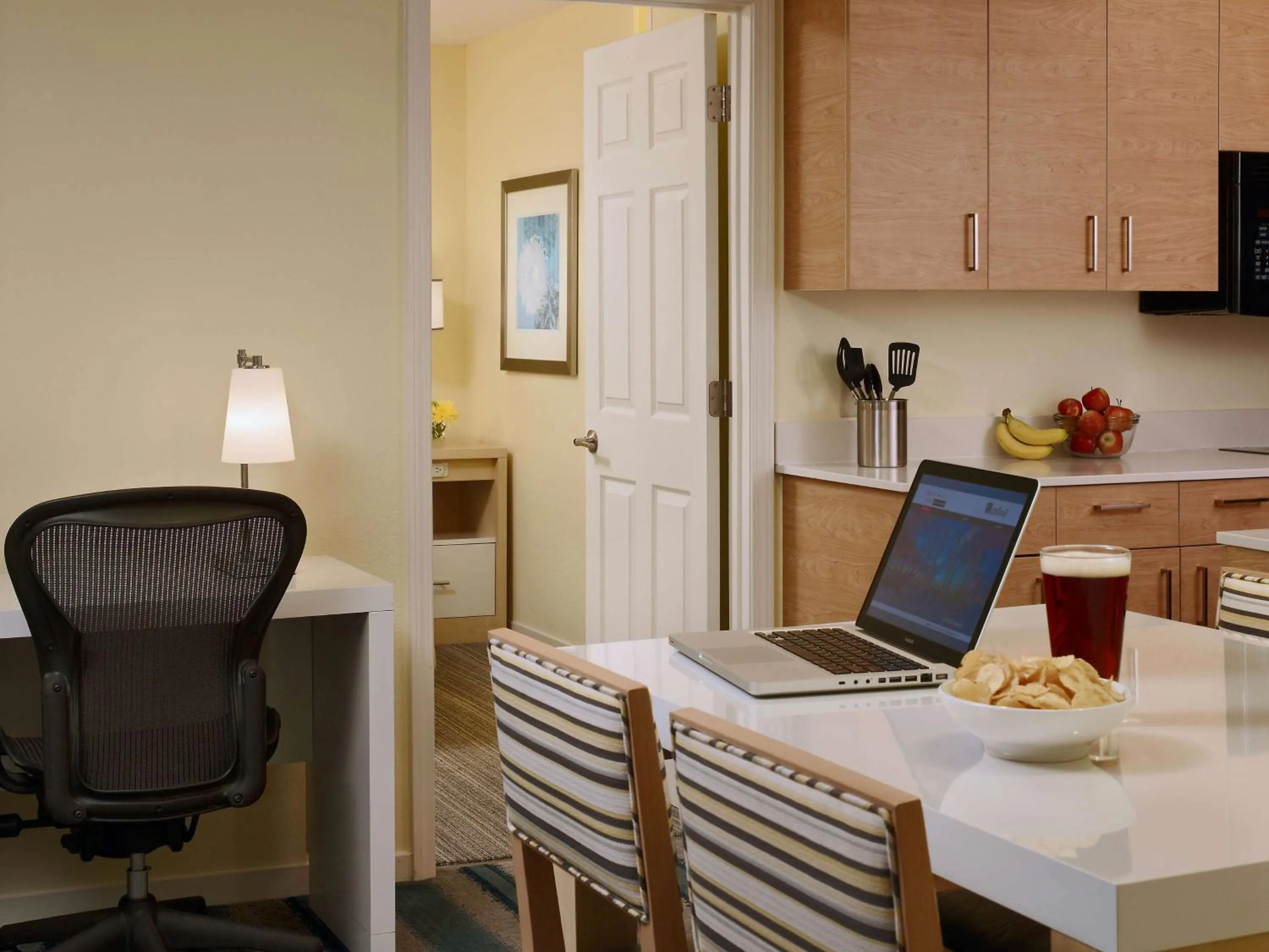 Kitchen or kitchenette in Sonesta ES Suites Atlanta - Perimeter Center North