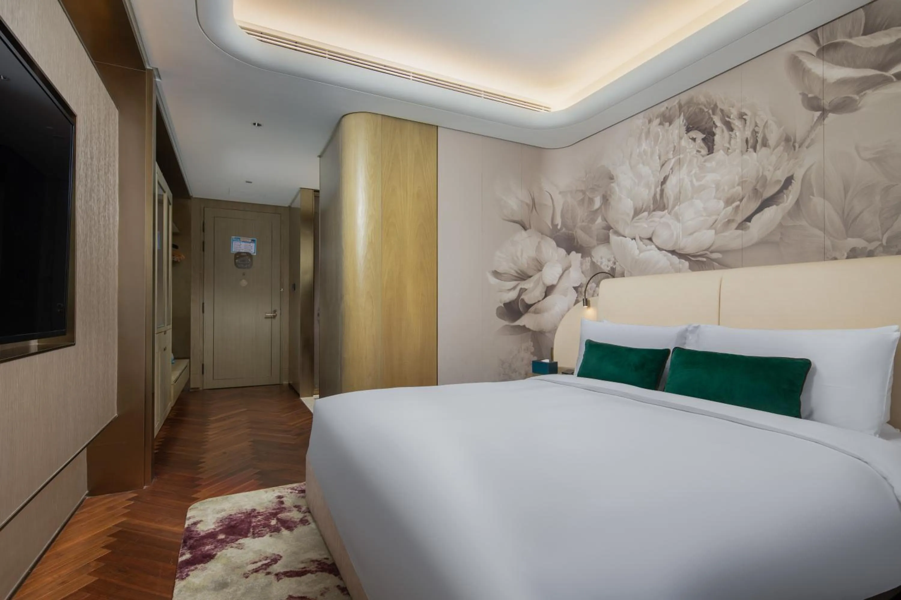 Photo of the whole room, Bed in Blossom House Shanghai On The Bund
