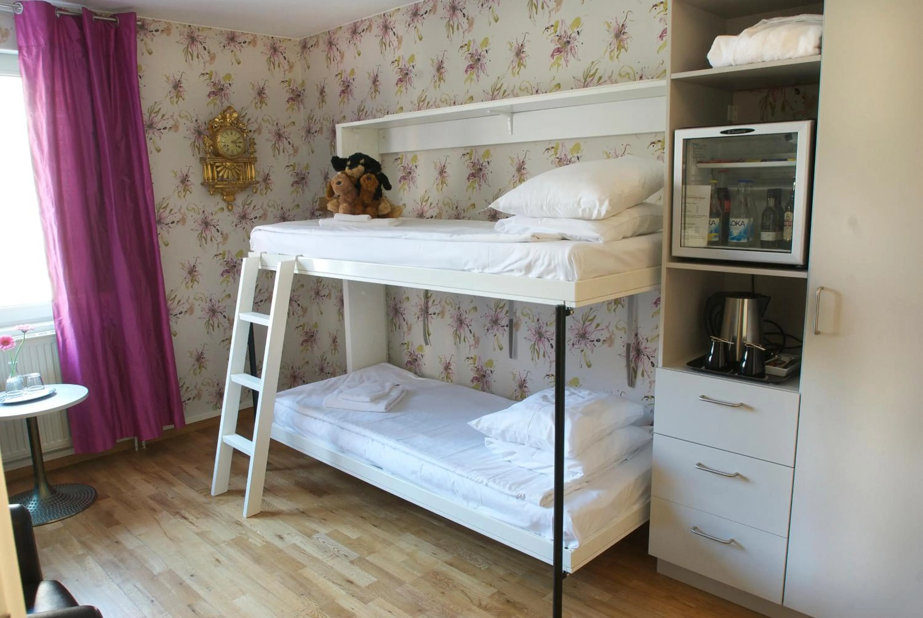 Shower, Bed in Best Western Plus Hotel Noble House