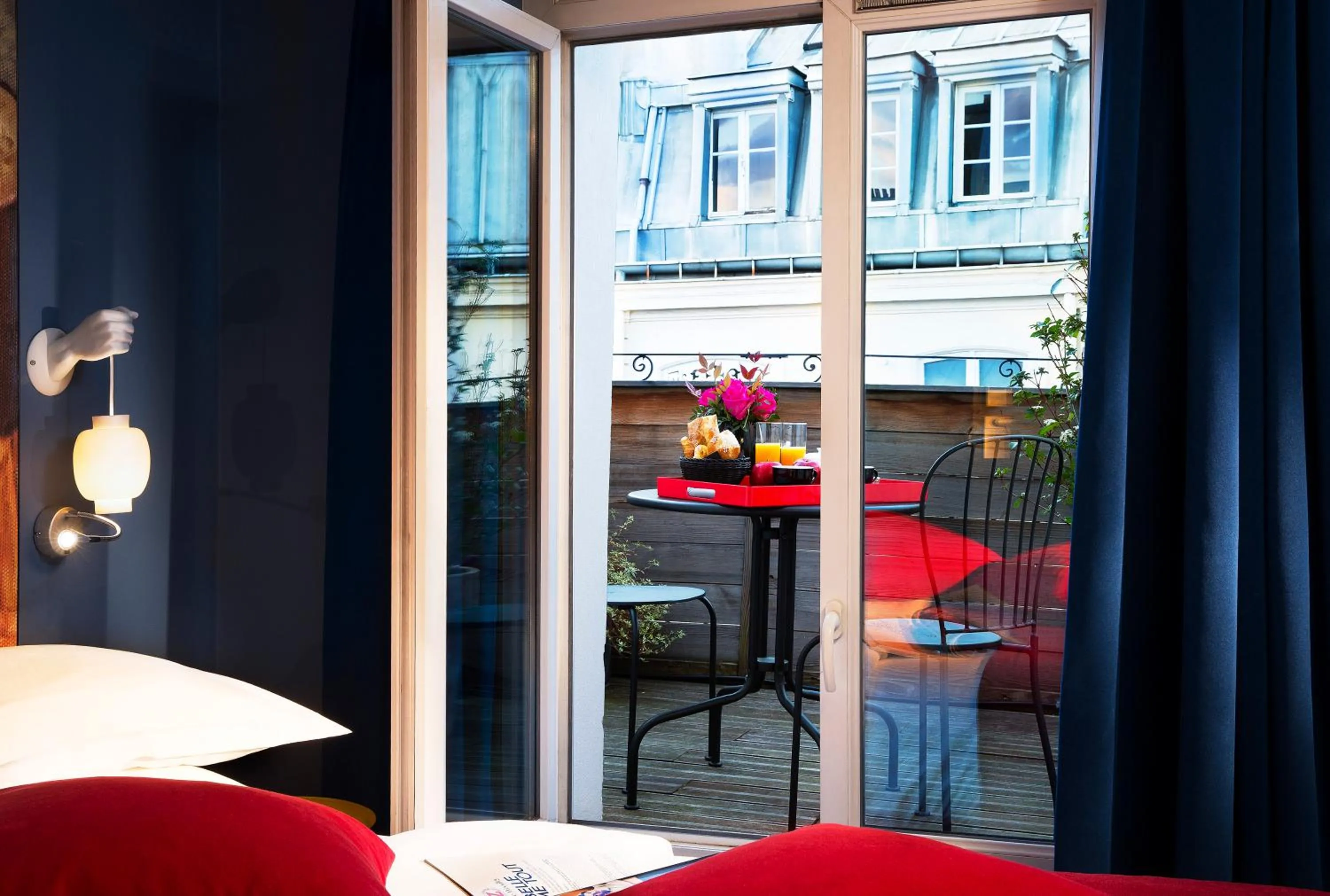 Balcony/Terrace, Bed in Hotel Les Théâtres