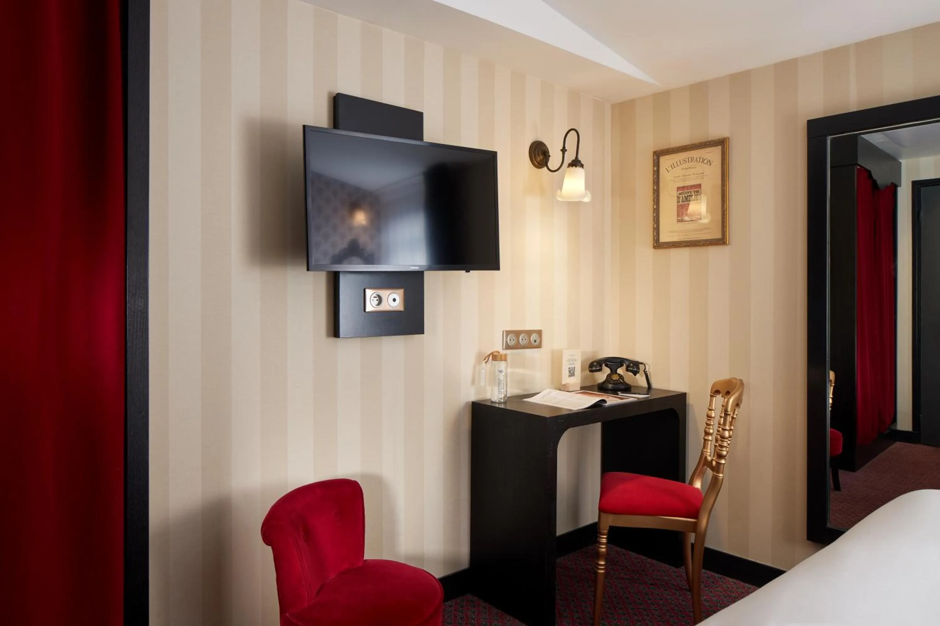 Bed in Hotel Les Théâtres