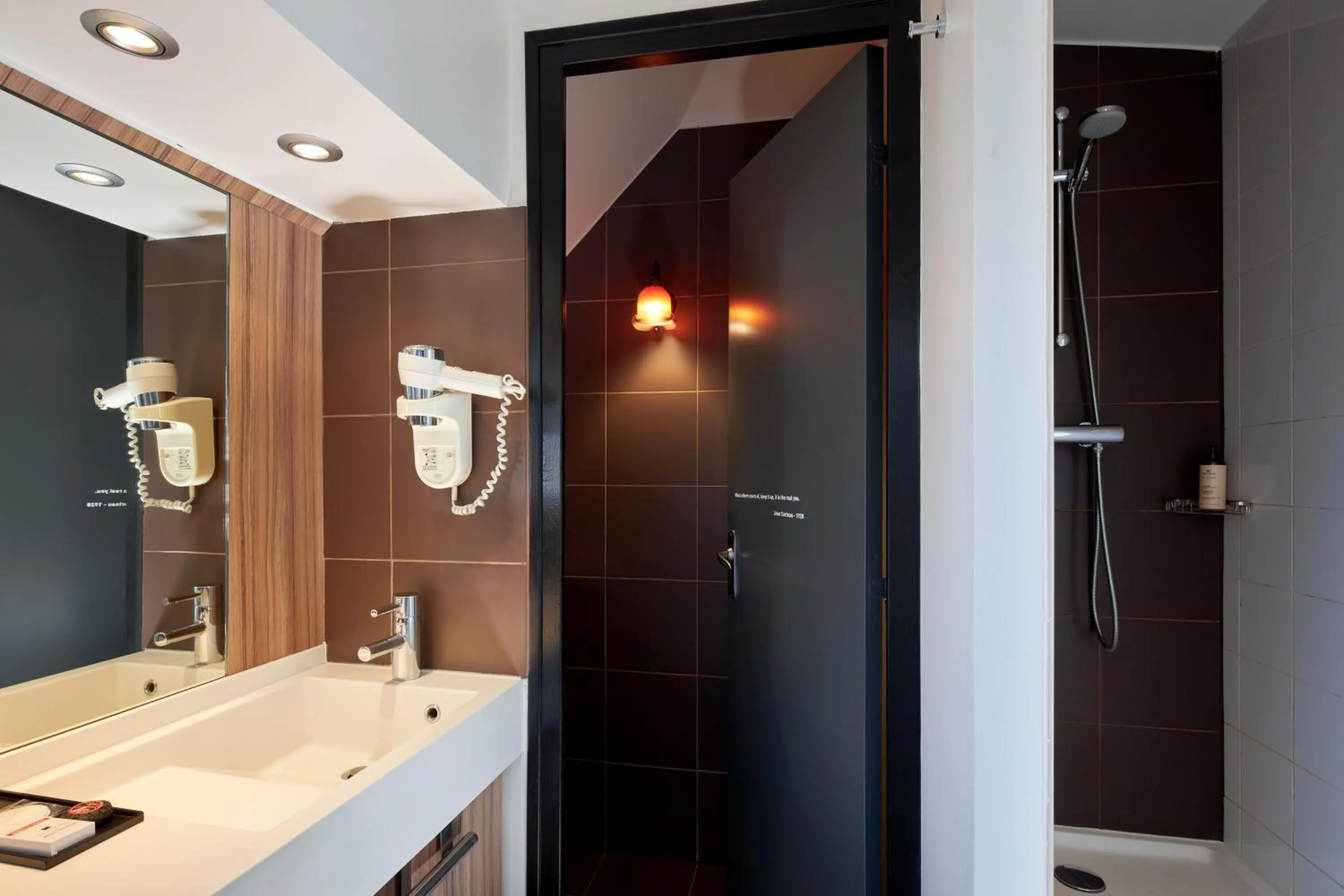 Shower in Hotel Les Théâtres