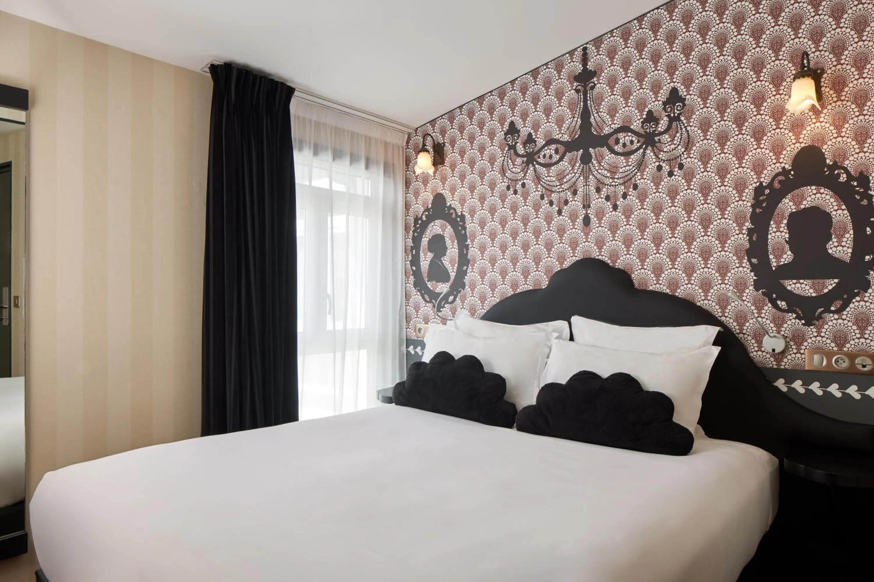 Bed in Hotel Les Théâtres