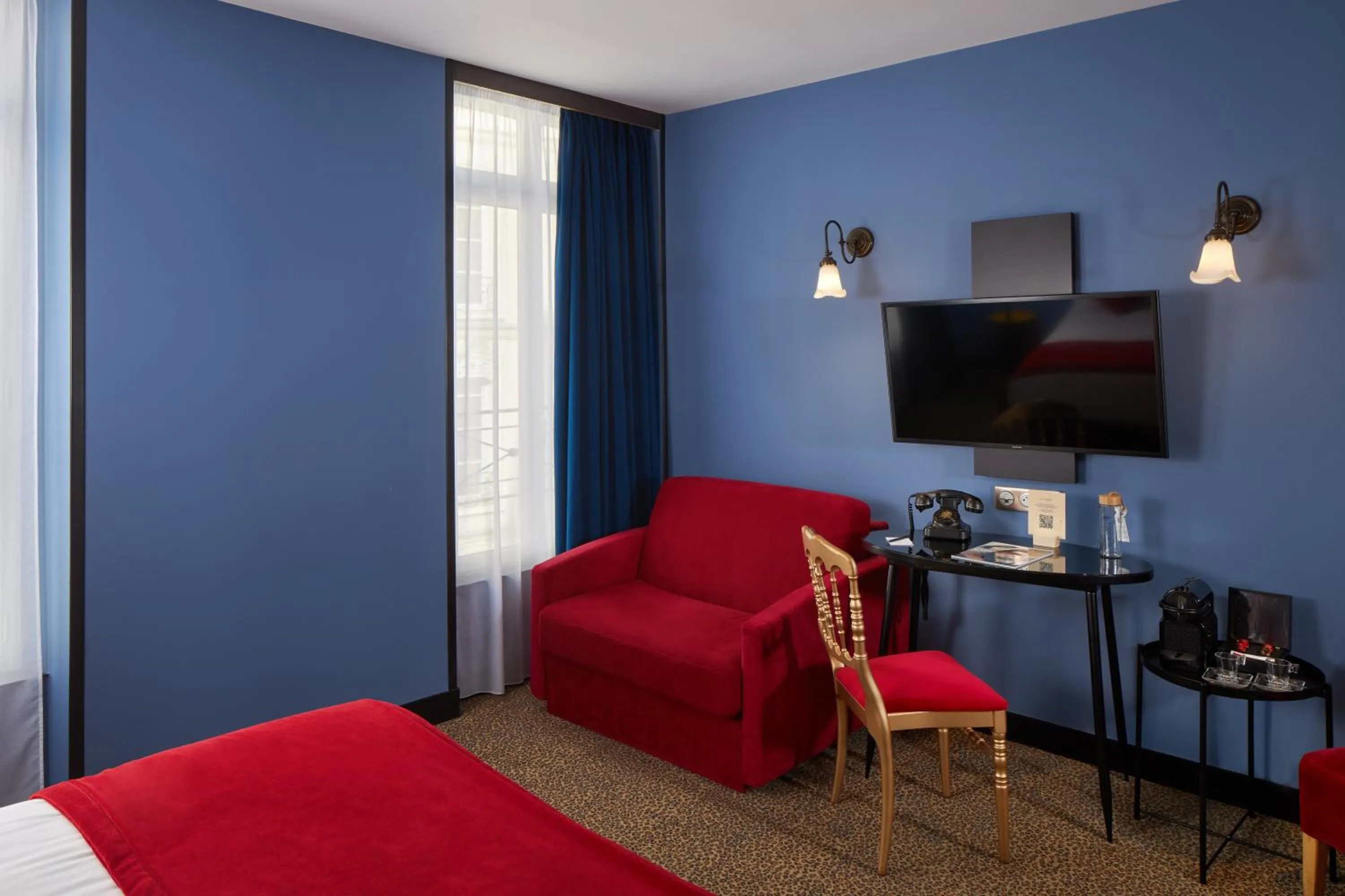 Bed in Hotel Les Théâtres