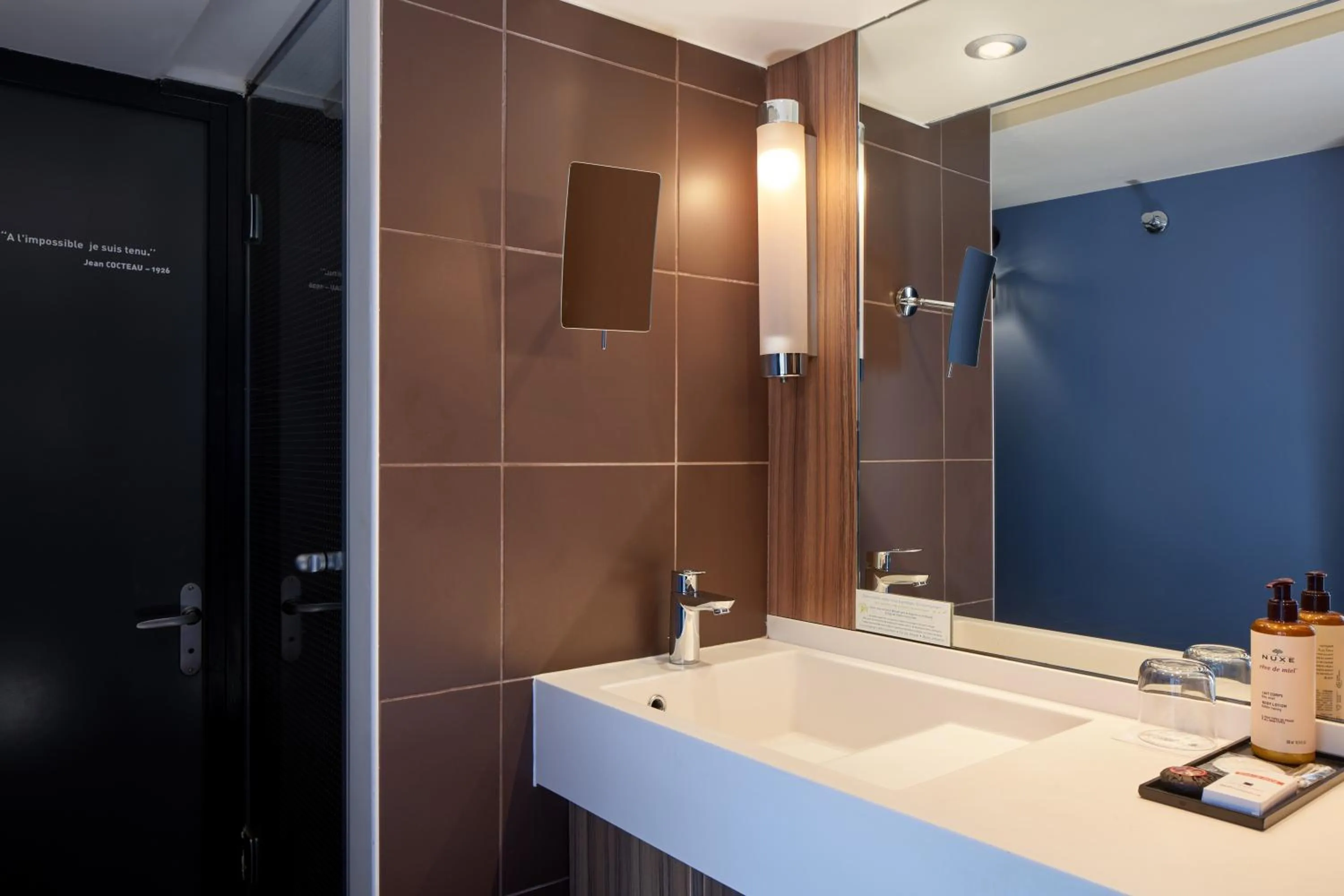 Bathroom in Hotel Les Théâtres