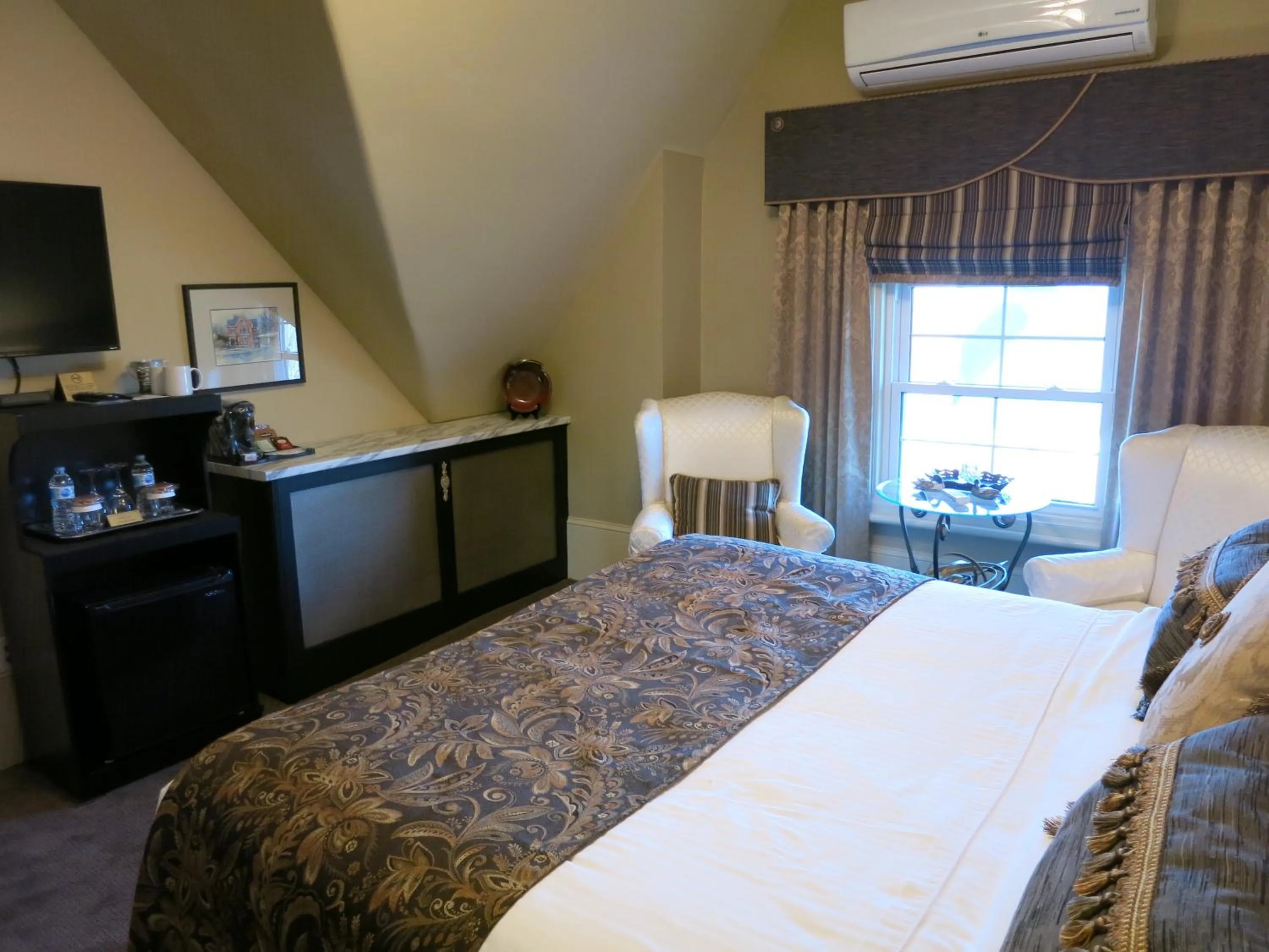 Bed in The Woodview Inn