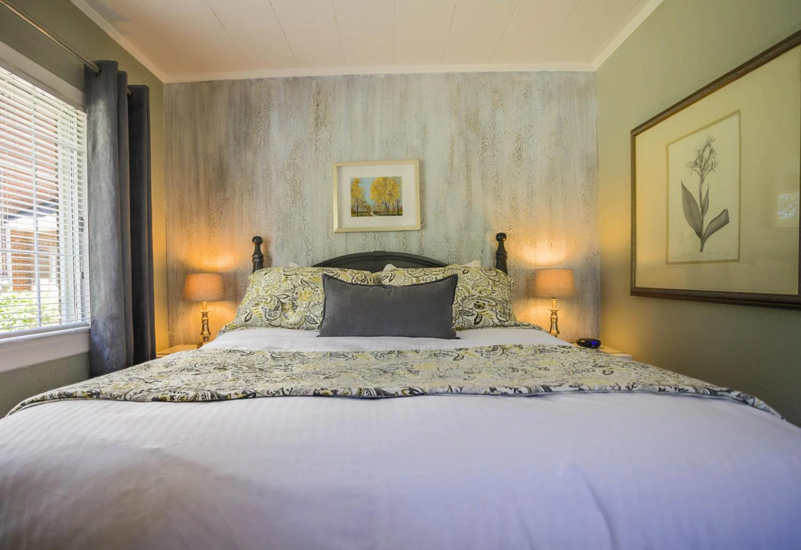 Bed in The Woodview Inn