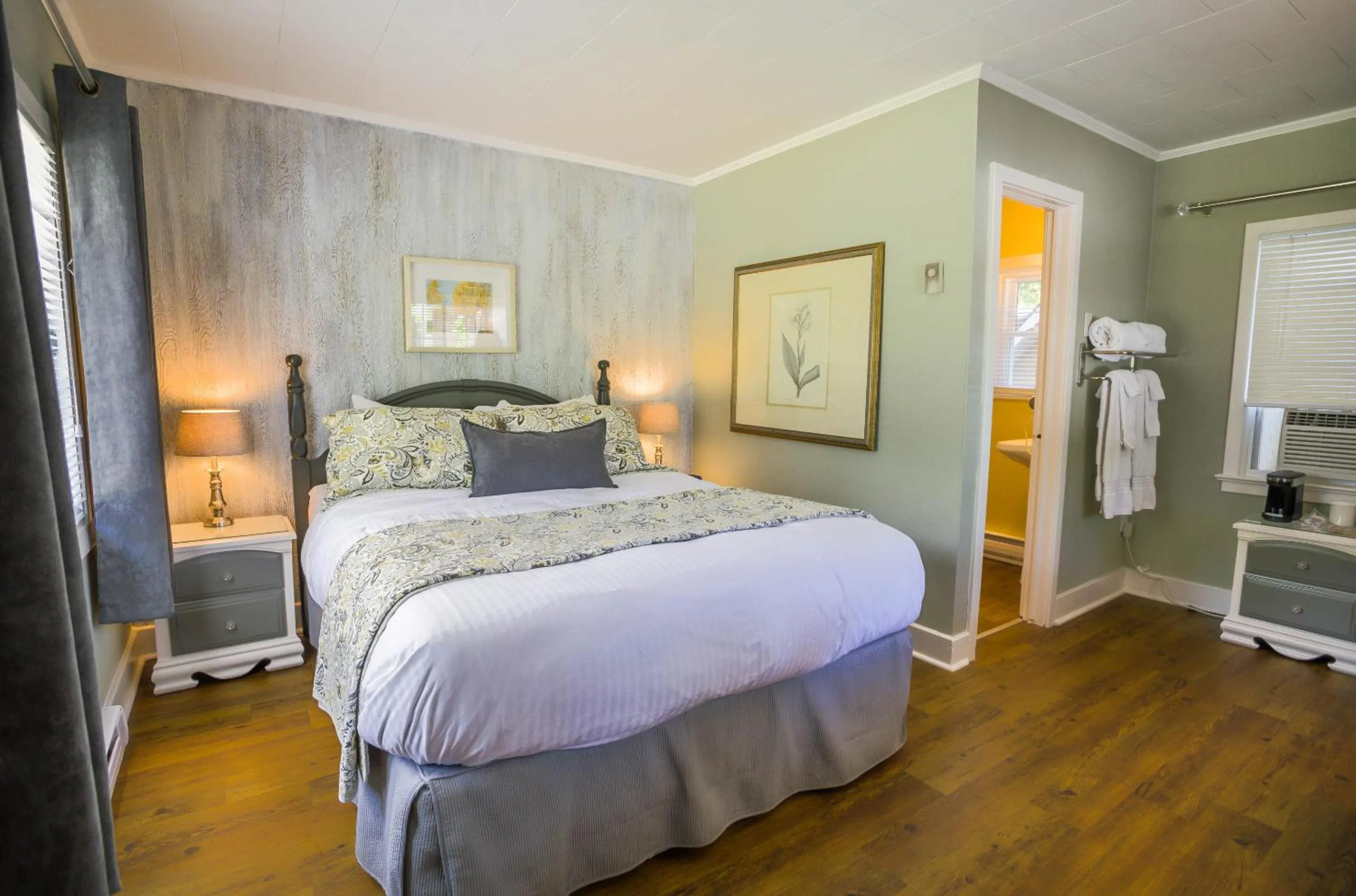 Bed in The Woodview Inn