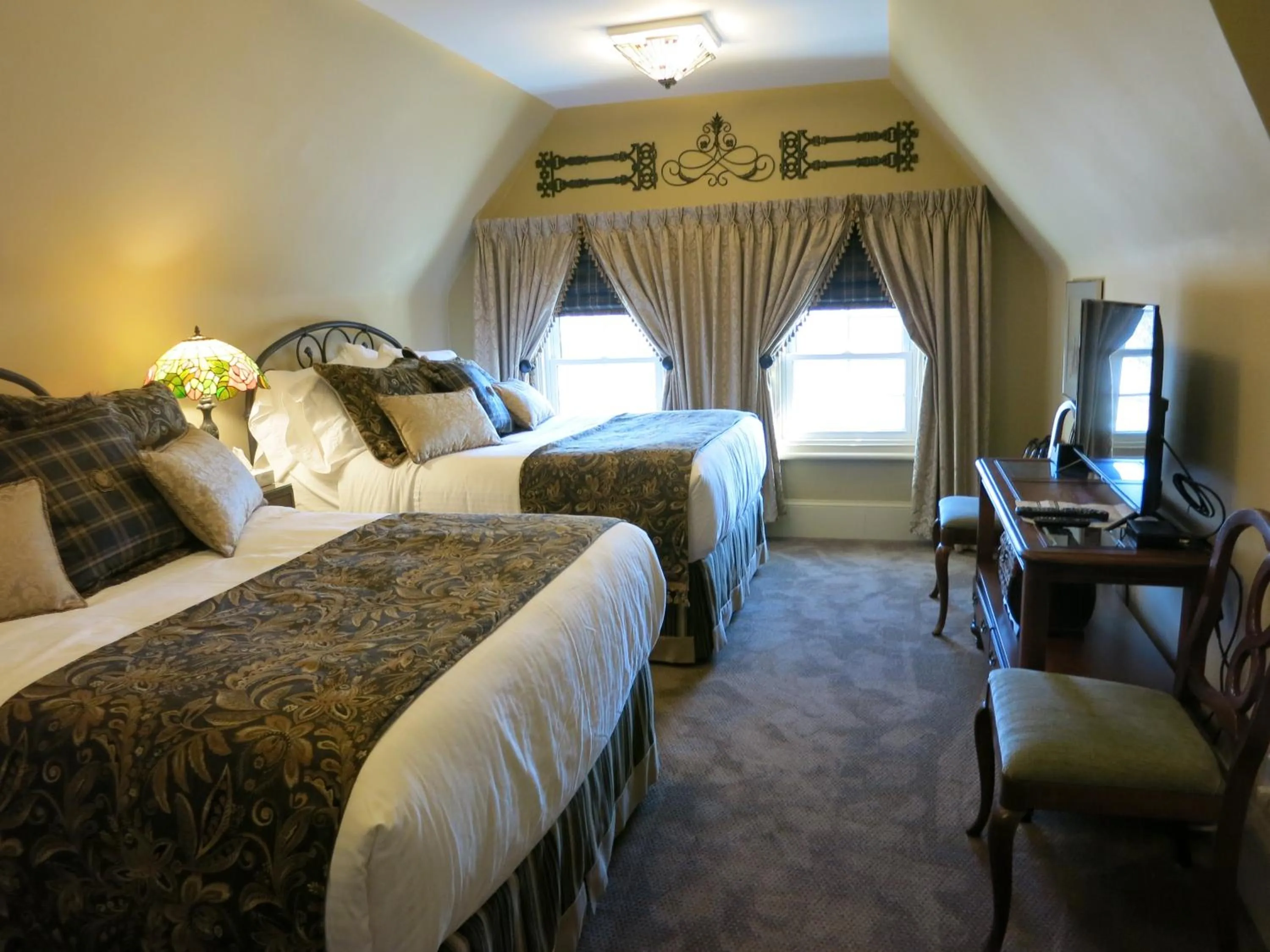 Bed in The Woodview Inn