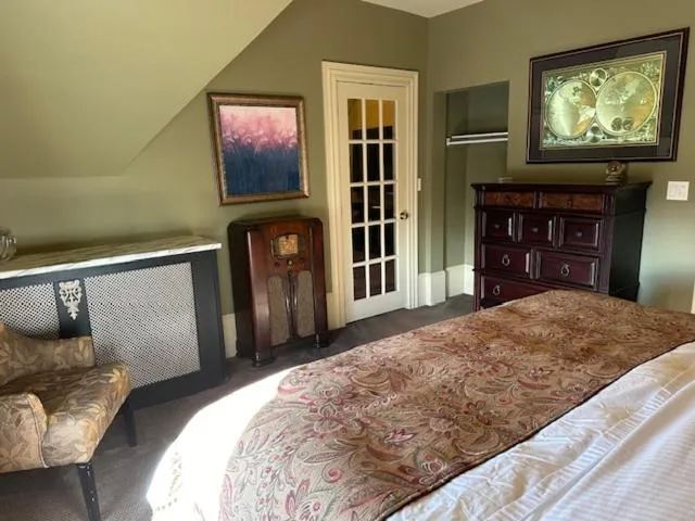Bed in The Woodview Inn