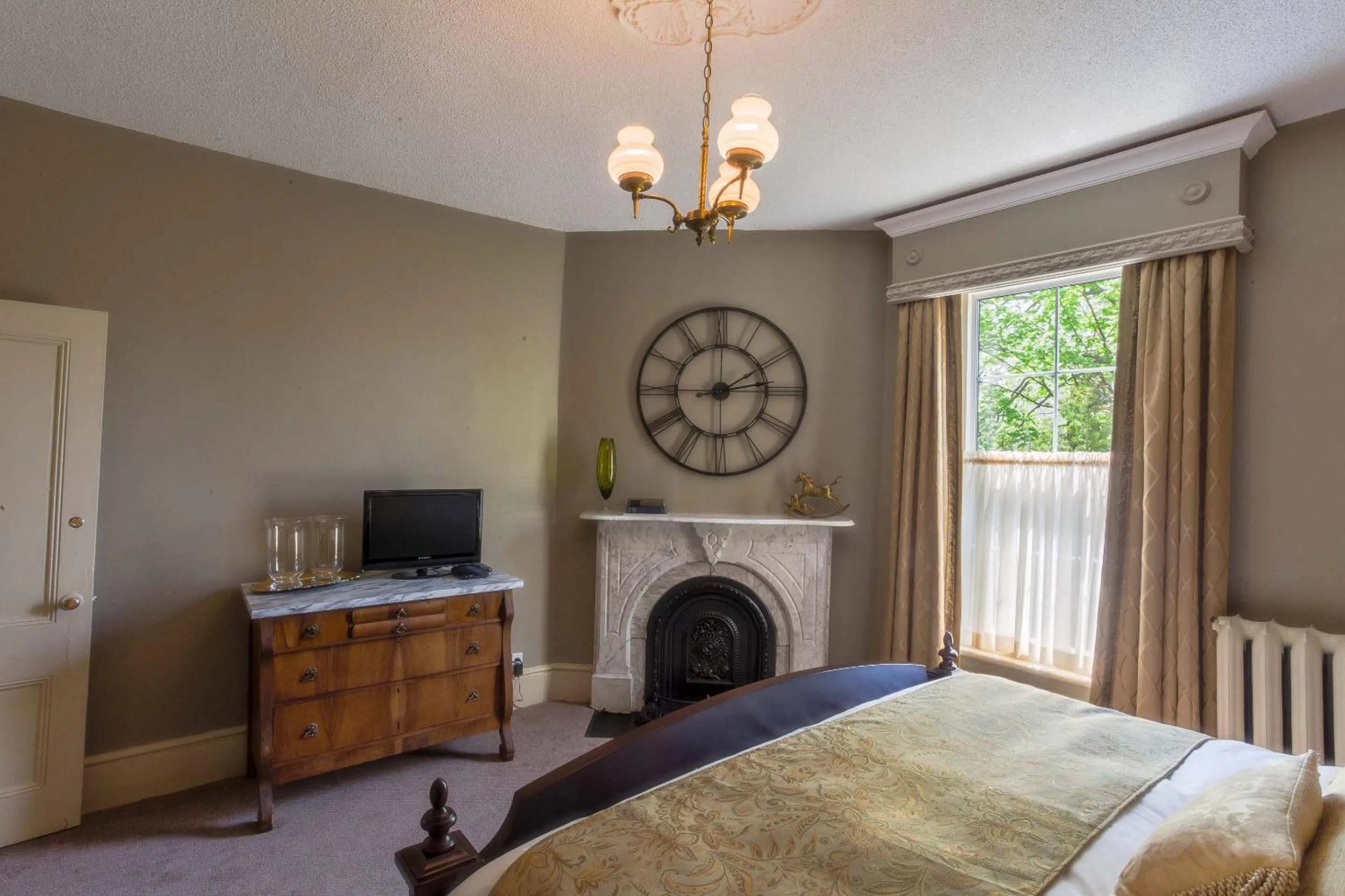 Bed in The Woodview Inn