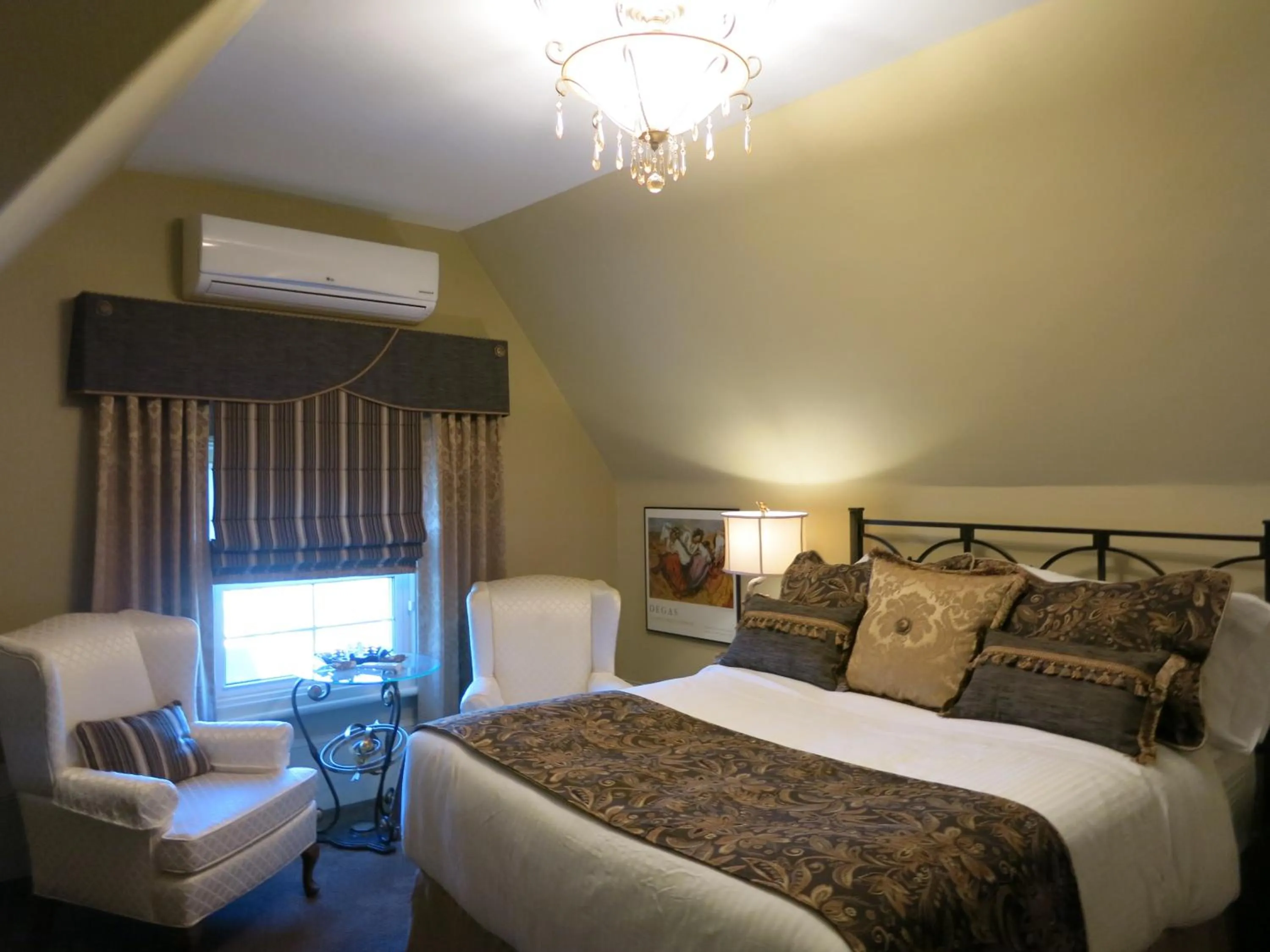 Bed in The Woodview Inn