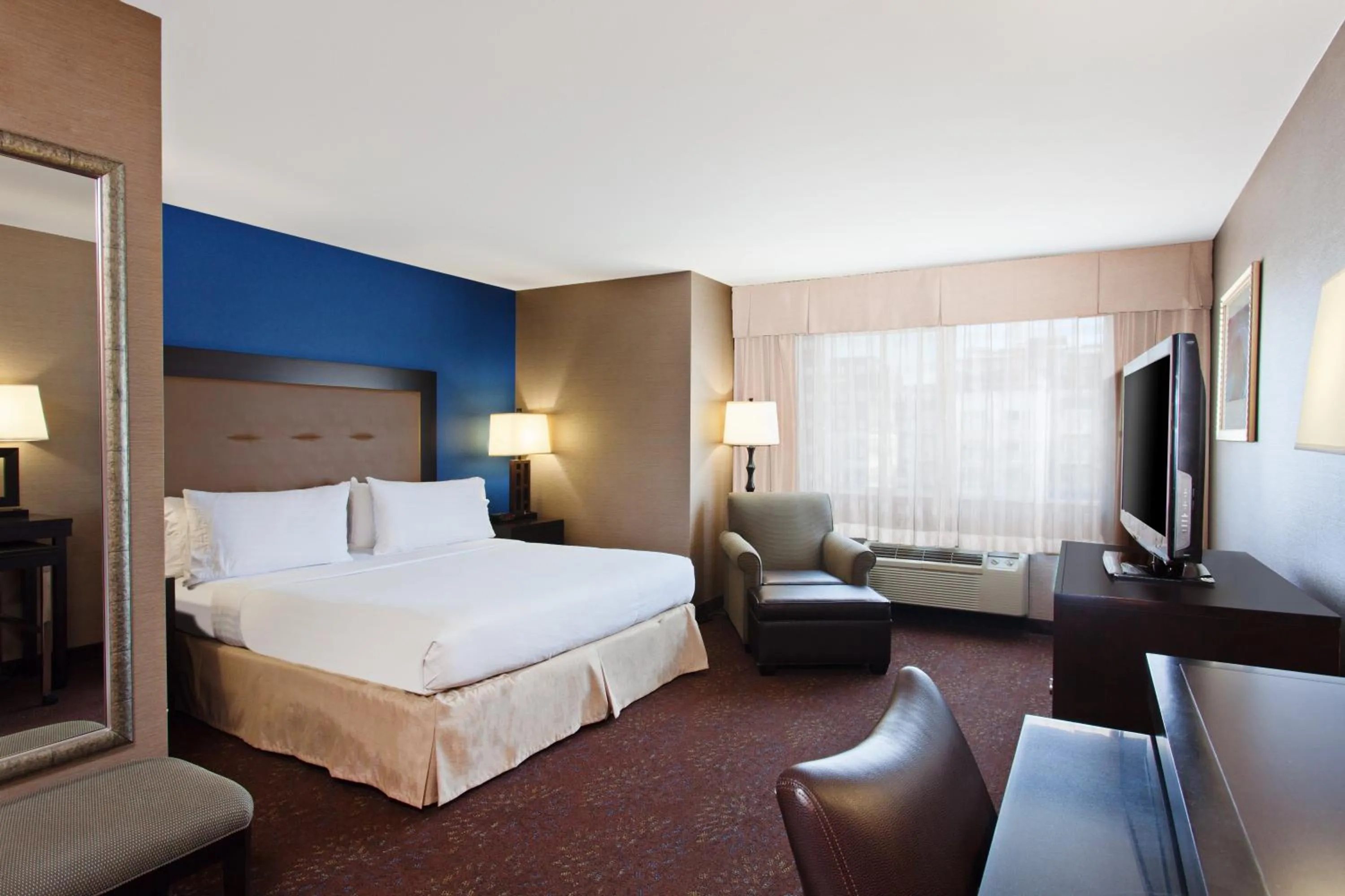 Photo of the whole room, Bed in Holiday Inn Seattle DWTN Lake Union by IHG