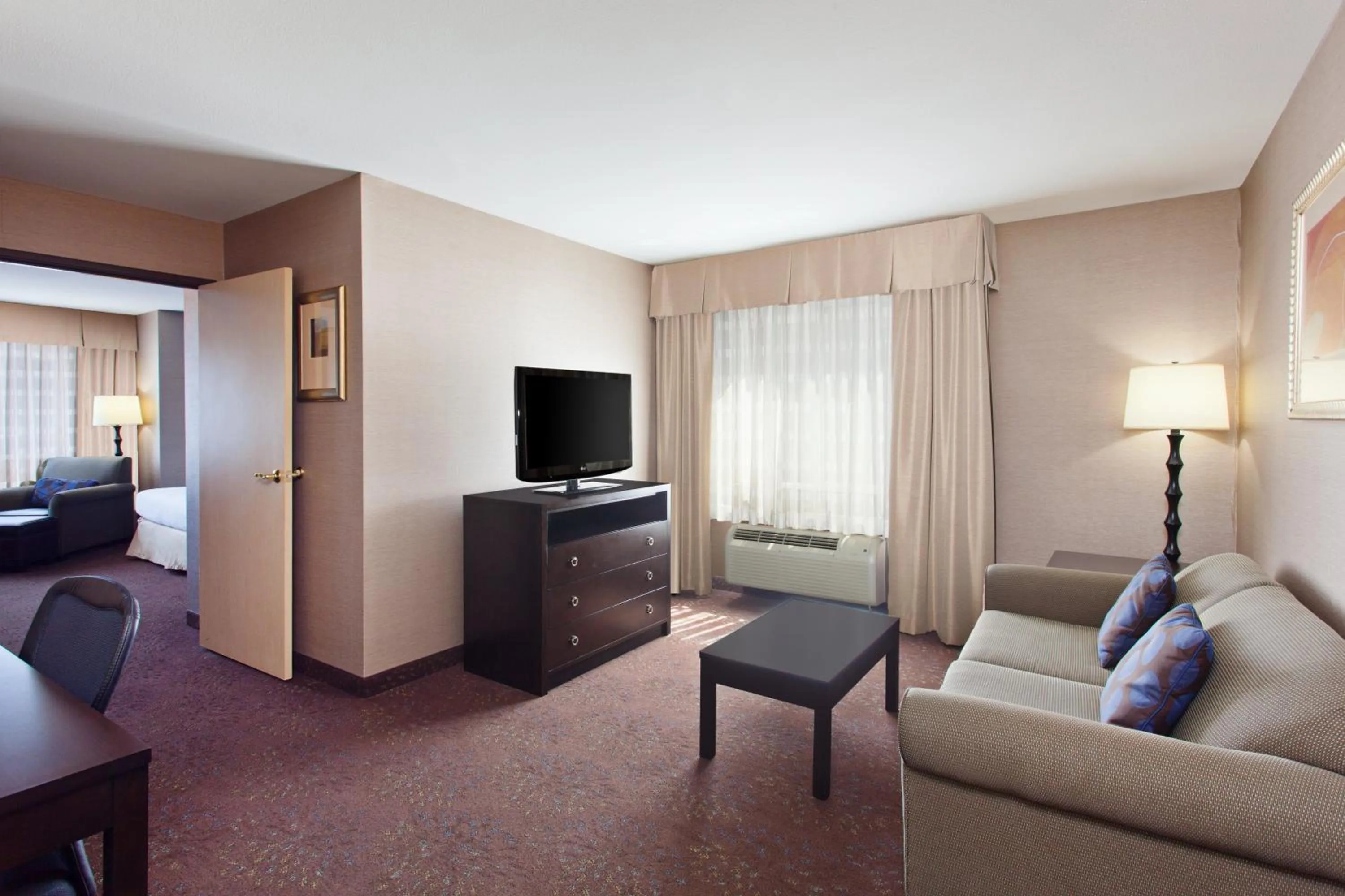 Photo of the whole room in Holiday Inn Seattle DWTN Lake Union by IHG