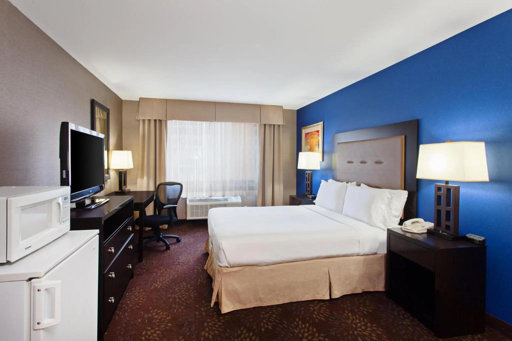 Photo of the whole room, Bed in Holiday Inn Seattle DWTN Lake Union by IHG