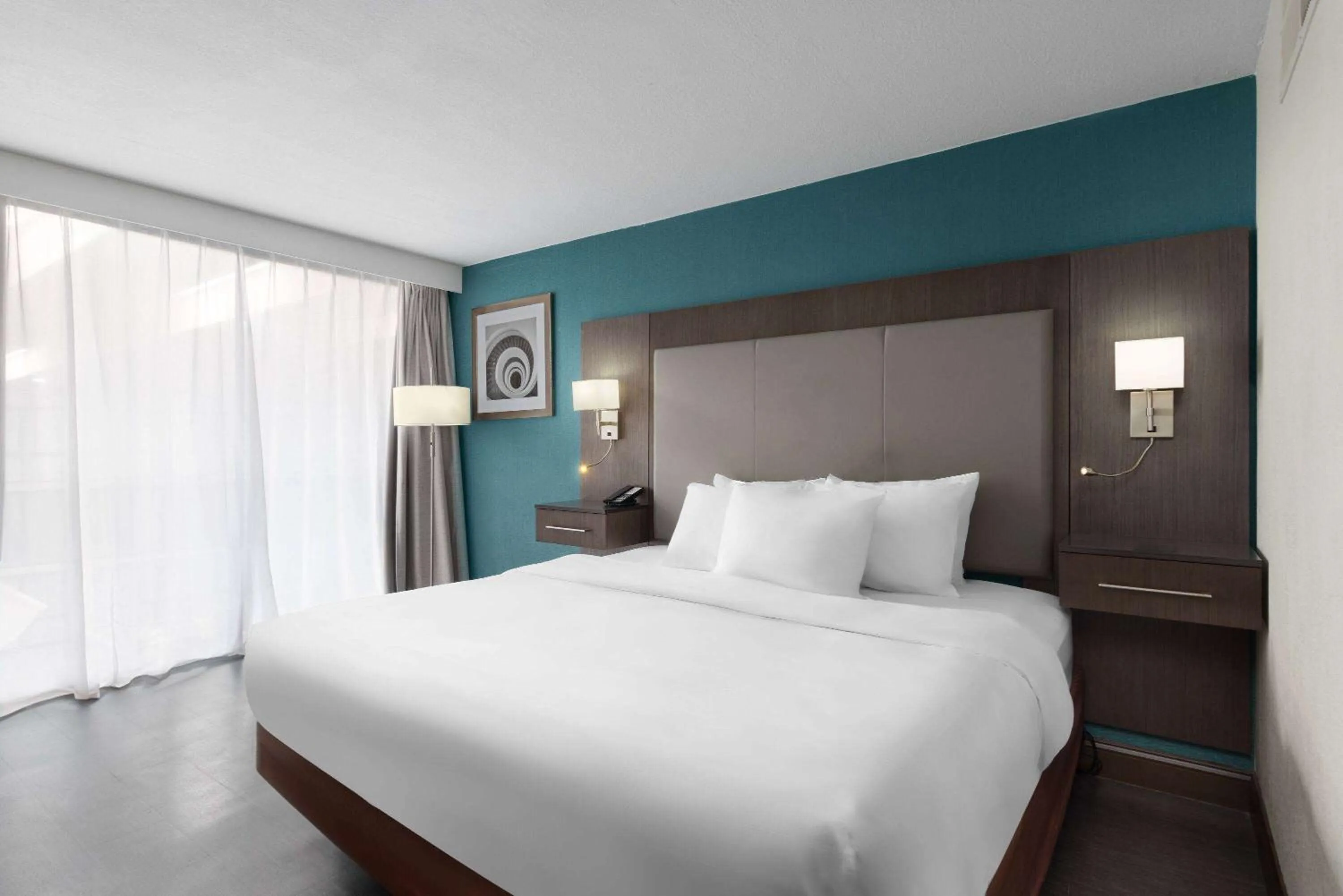 Photo of the whole room, Bed in Wingate by Wyndham Kansas City