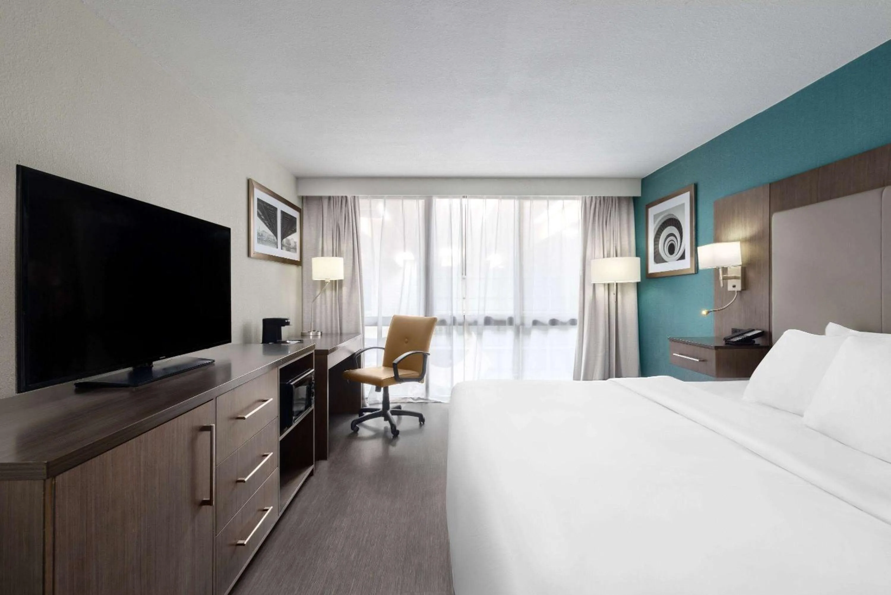 Photo of the whole room, Bed in Wingate by Wyndham Kansas City