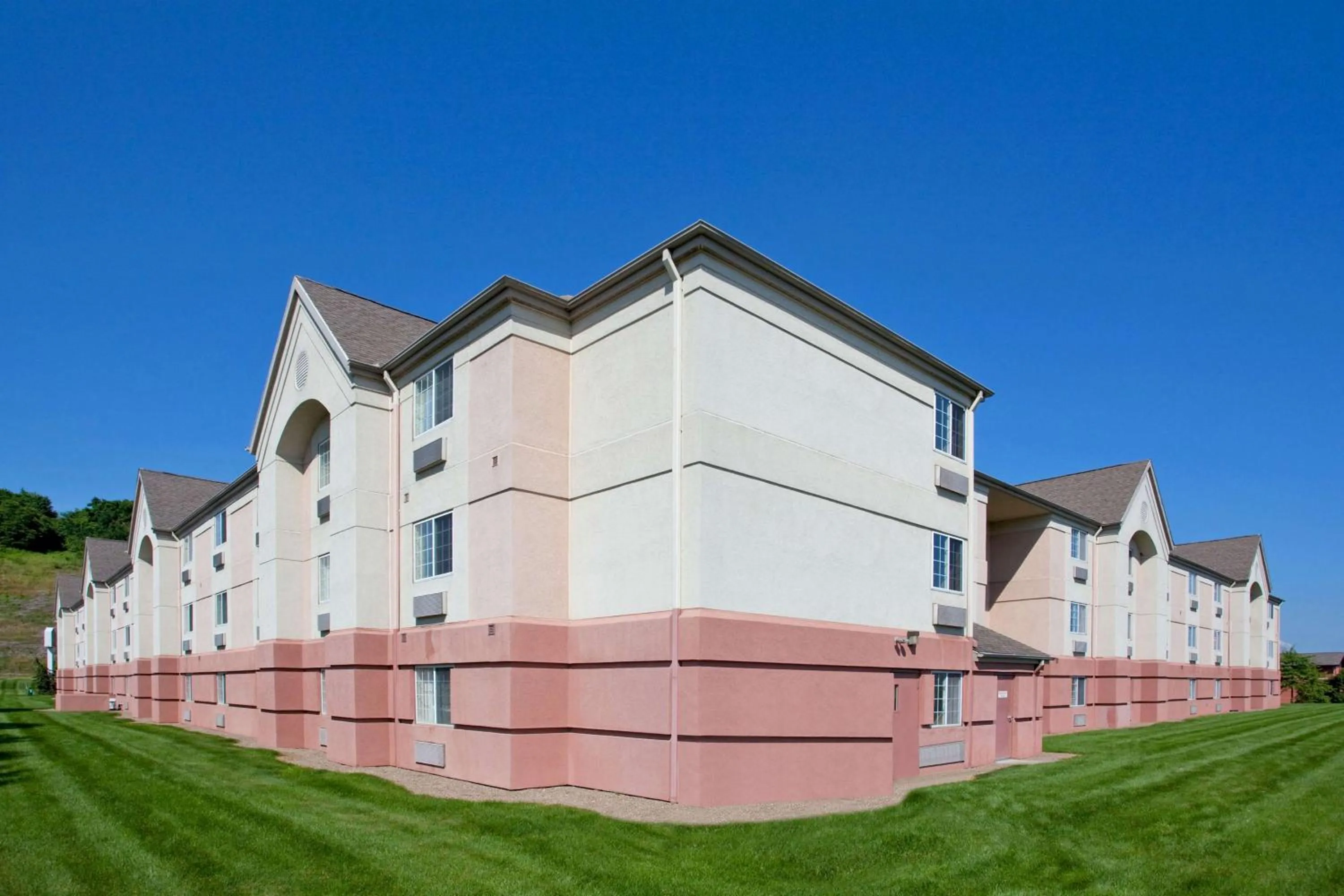 Property building in Sonesta Simply Suites Pittsburgh Airport